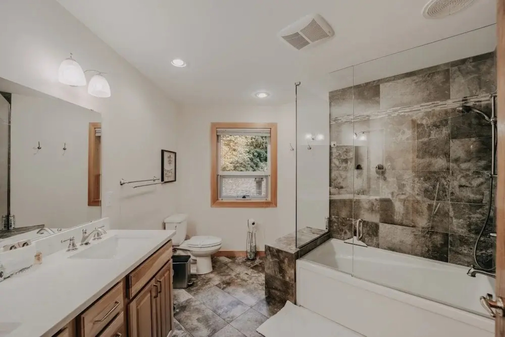 13sl - Hot Tub - Pets Ok - Wifi - Sleeps 8 2 Bedroom Home by RedAwning