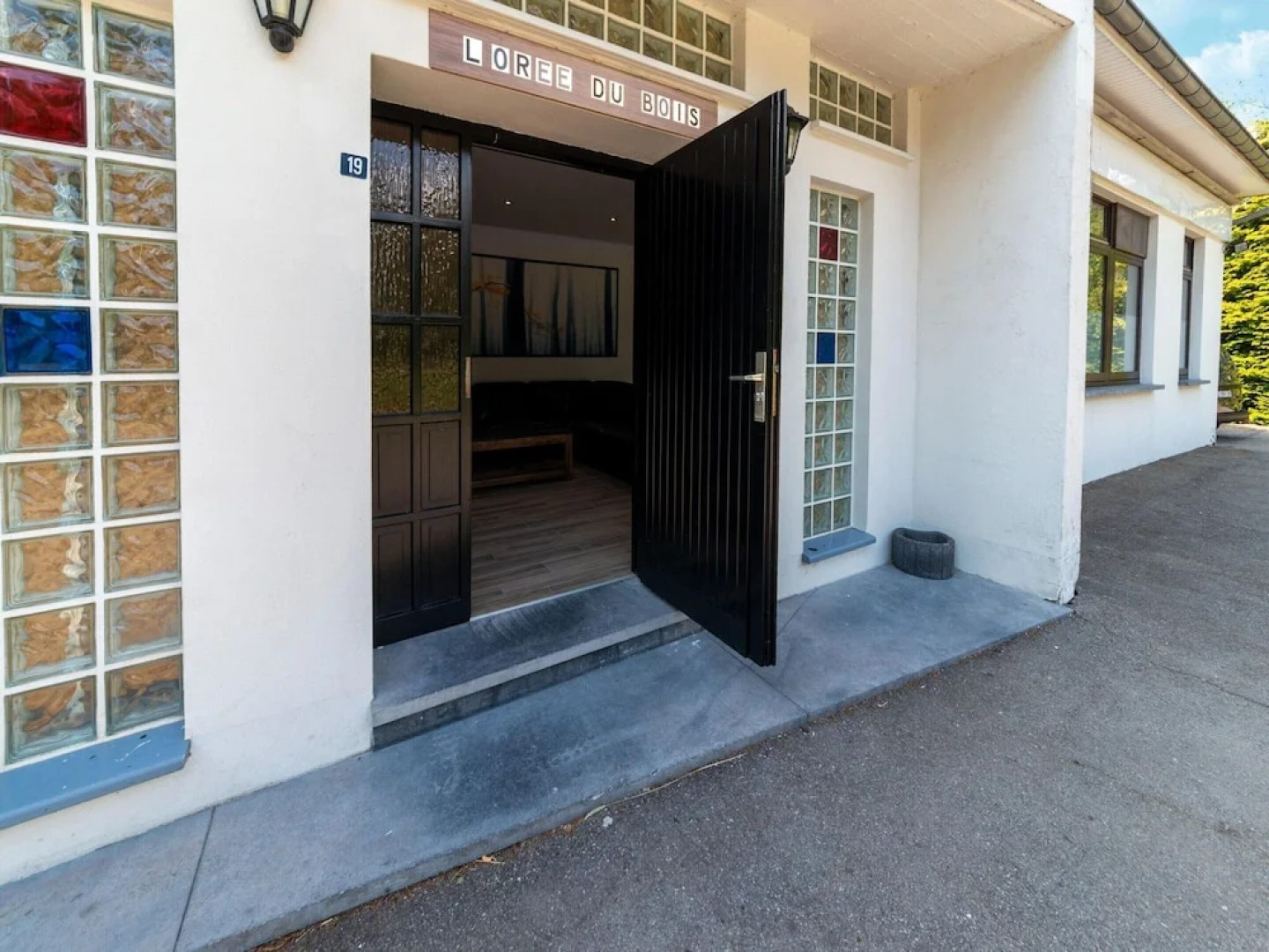 Mansion With Pool & Bar