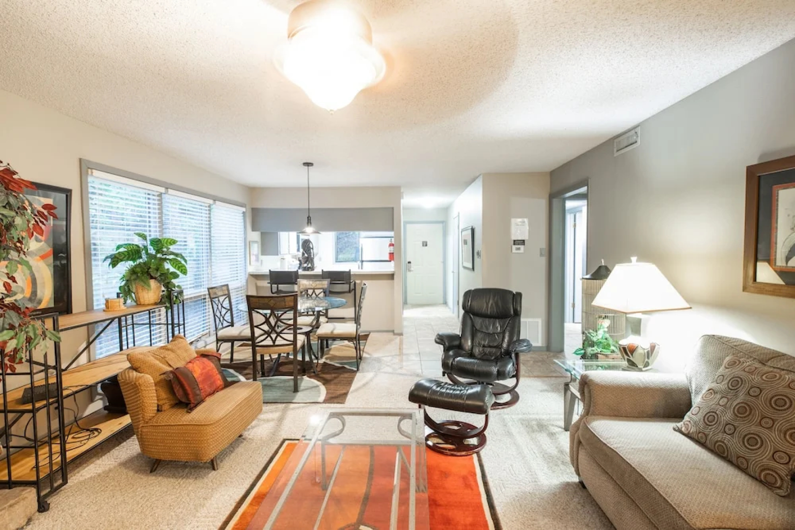 Forest view two bedroom, two bath condo on Lake Ouachita, steps away from pool and spa. by RedAwning