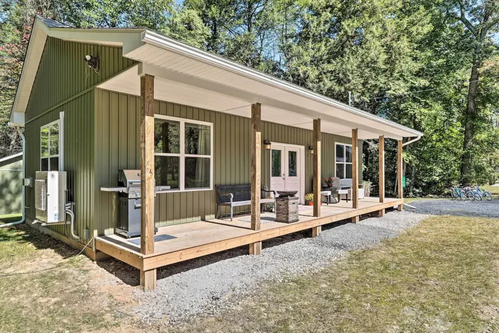 16 Mi to Ski Slopes! Creekside Poconos Cottage