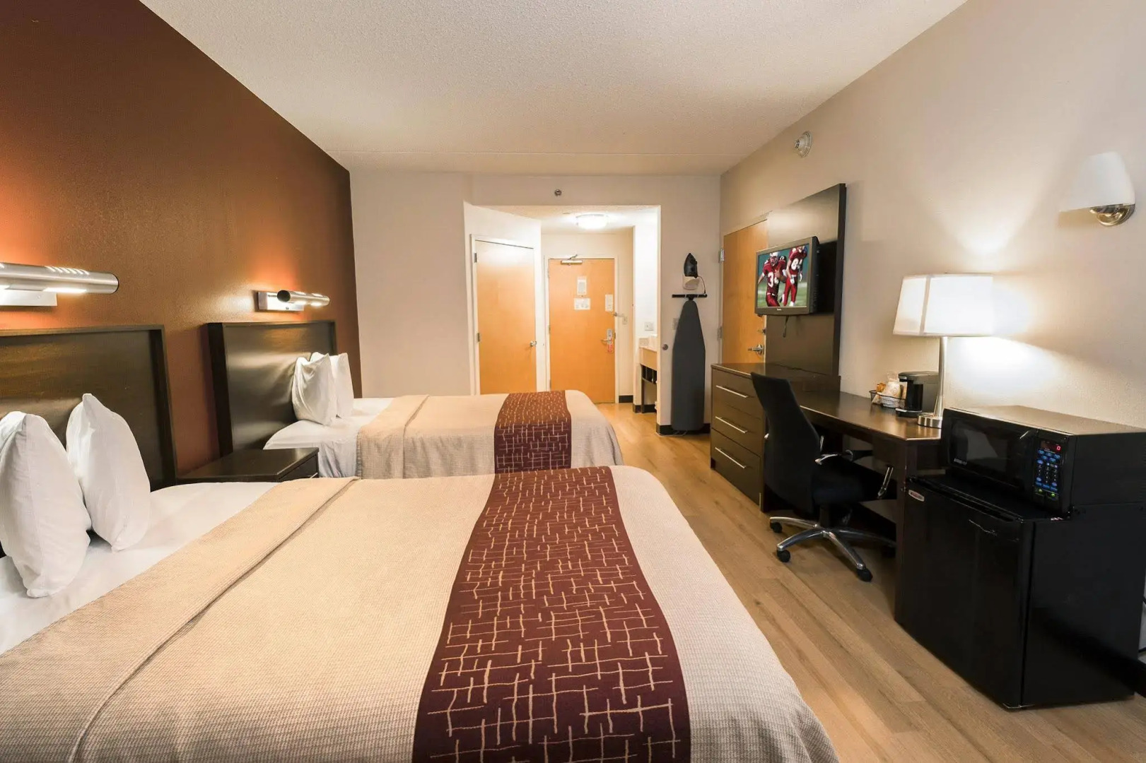 Red Roof Inn PLUS+ Long Island - Garden City