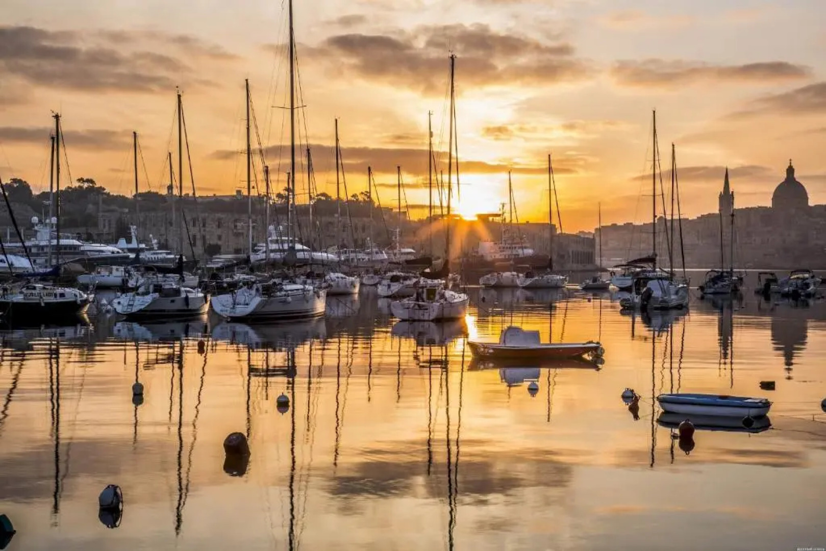 Stylish Apartment Steps From the Capital