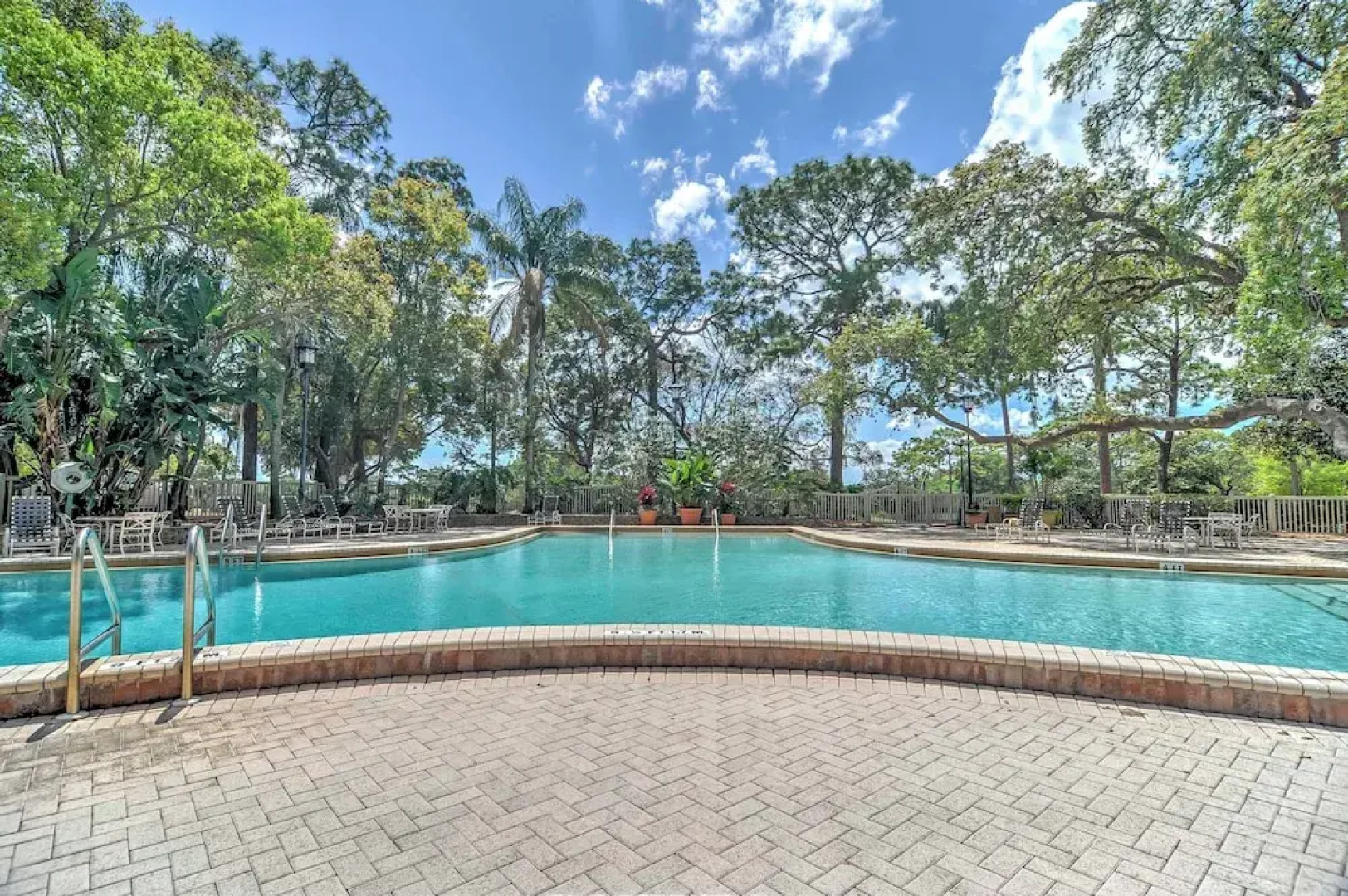 8 Mi to Honeymoon Island: Golf Getaway w/ Balcony!