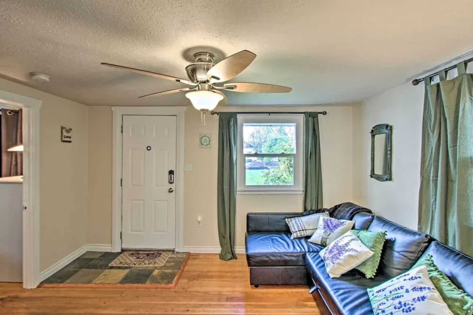Lovely Tacoma Cottage w/ Fire Pit, Near Dtwn!