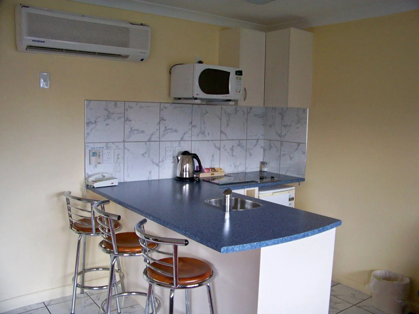 Aaron Court Motor Inn