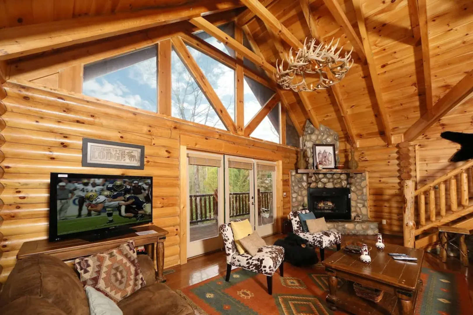 Black Bear Hideaway - Five Bedroom Cabin