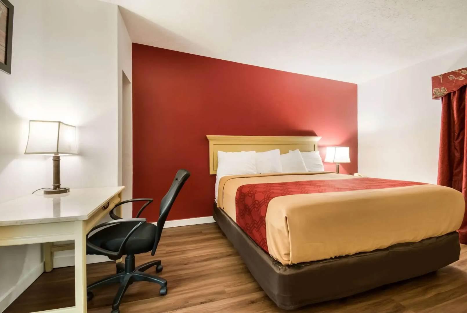 Econo Lodge Inn & Suites Lake Harmony - Pocono Mountains Area