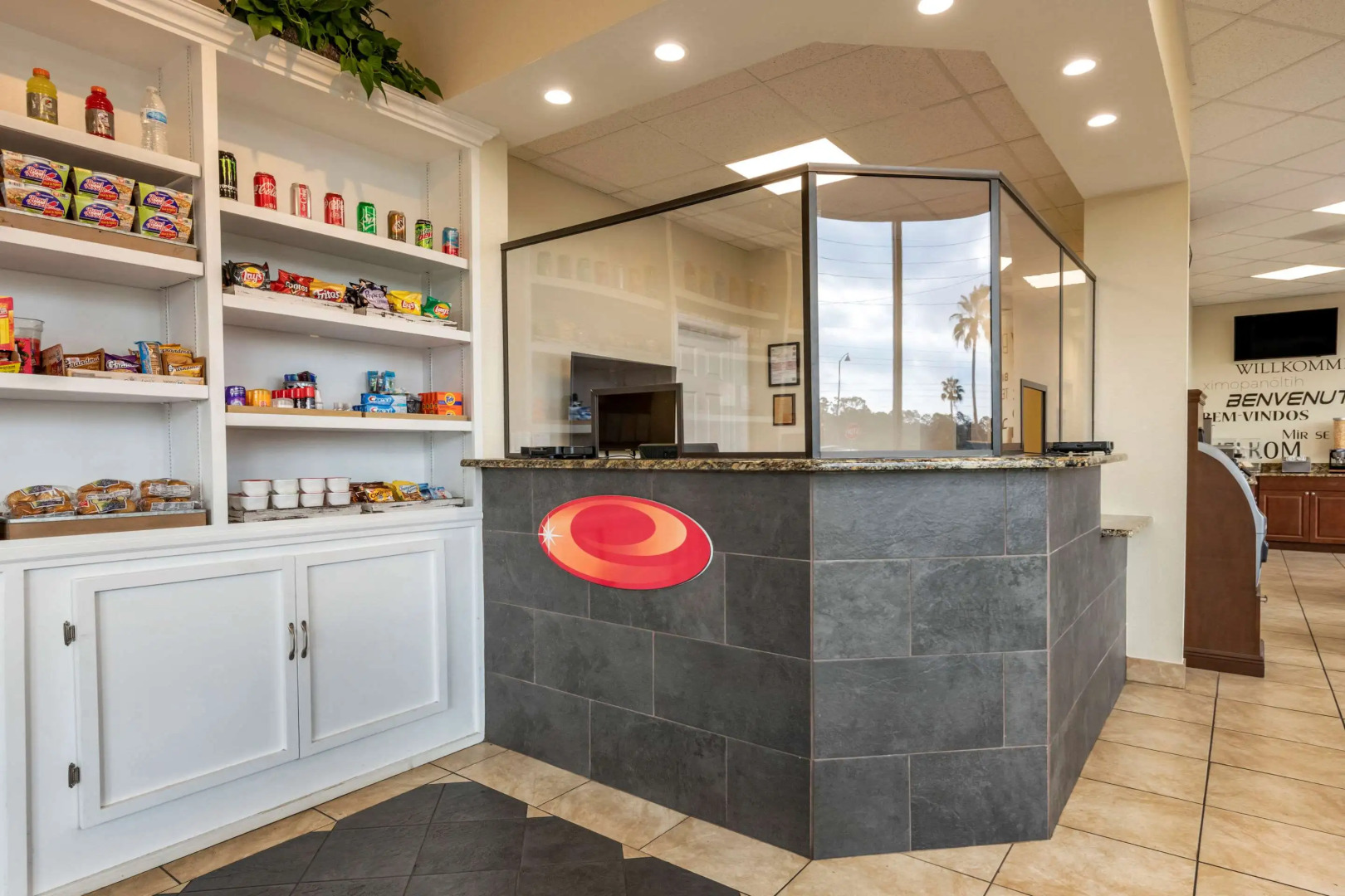 Econo Lodge Inn & Suites Maingate Central