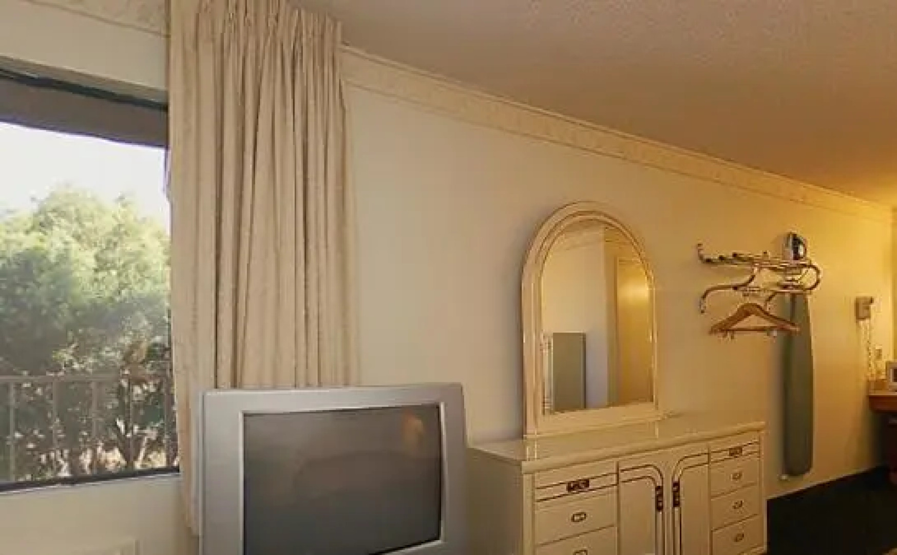 Super 8 Lindsay Olive Tree