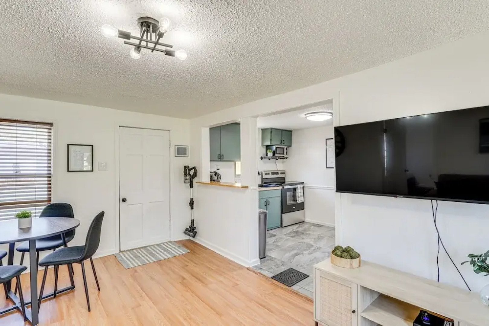 Jefferson City Bungalow: Hot Tub & Patio!