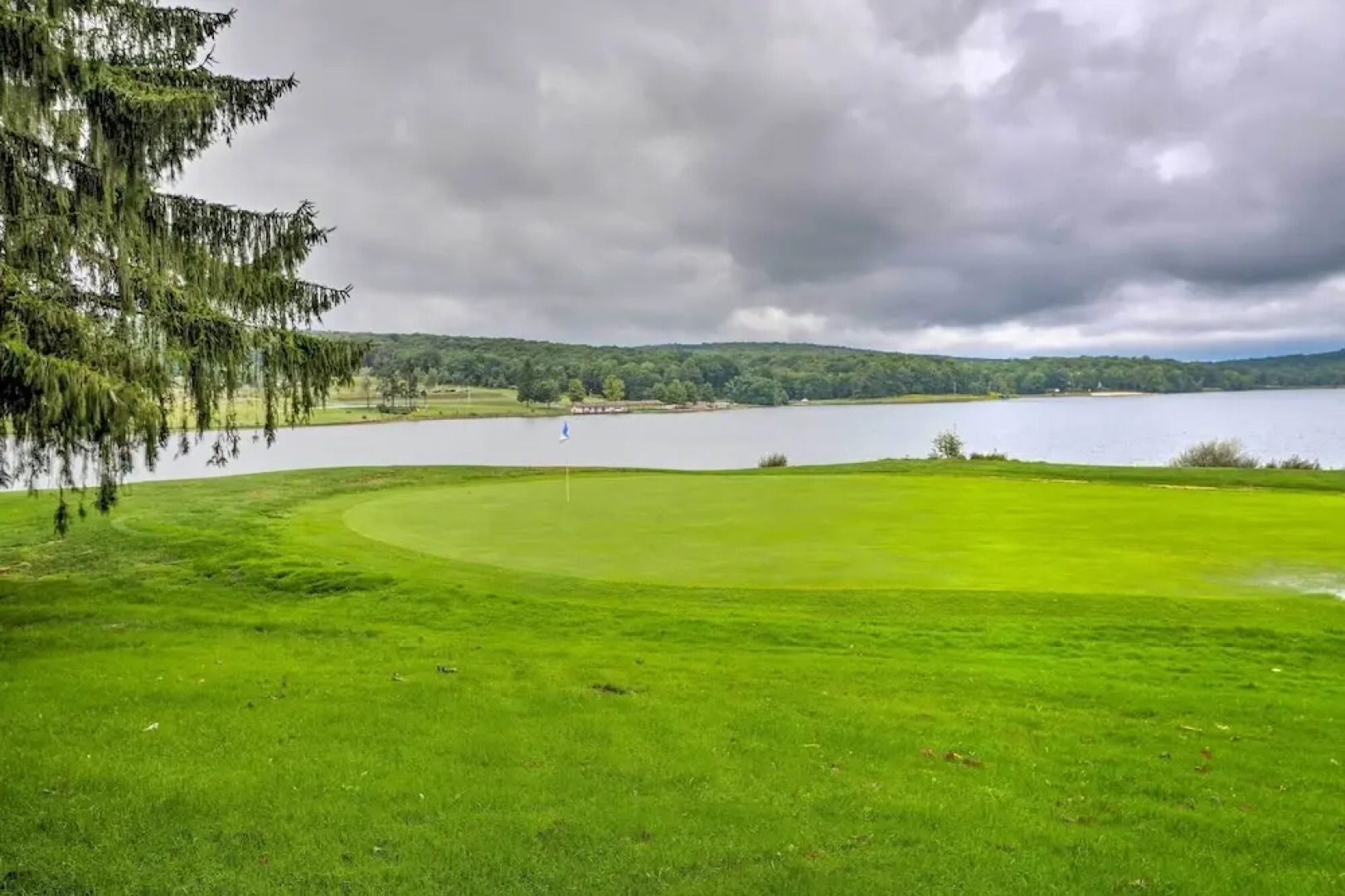 'the Eagles Nest at Alpine' Cabin w/ Fireplace!
