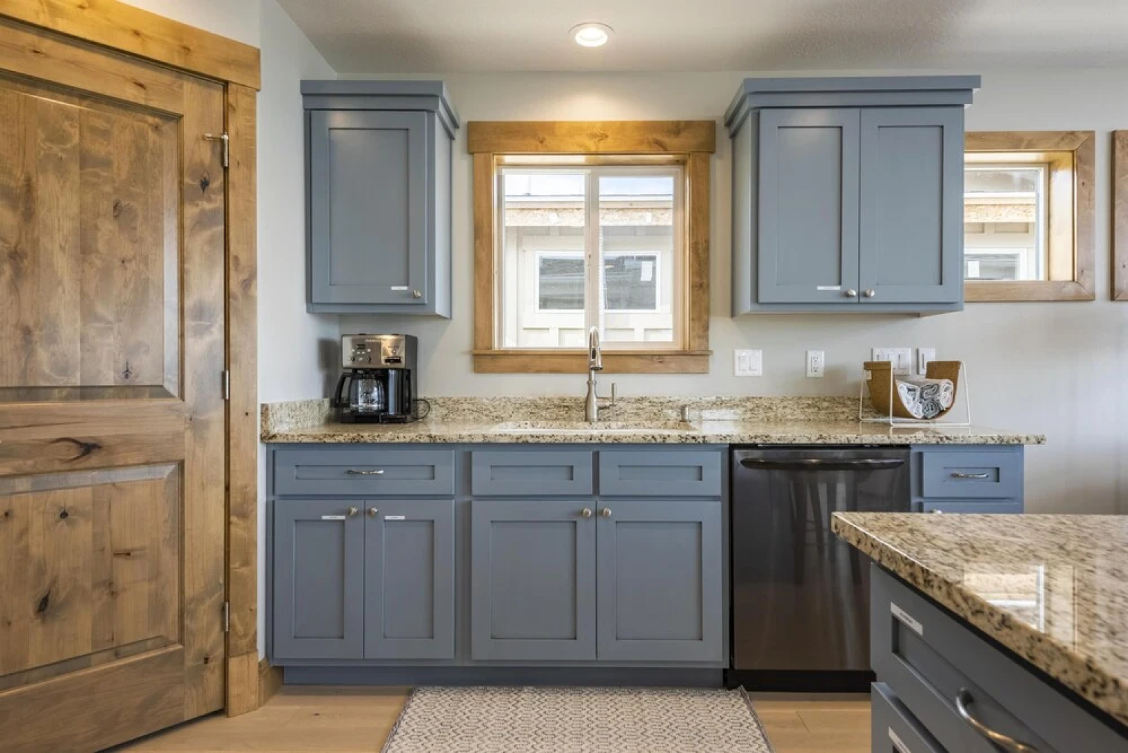 Beautiful Modern Lakefront Home - Private Beach Access, Clubhouse, Pool, & Hot Tub