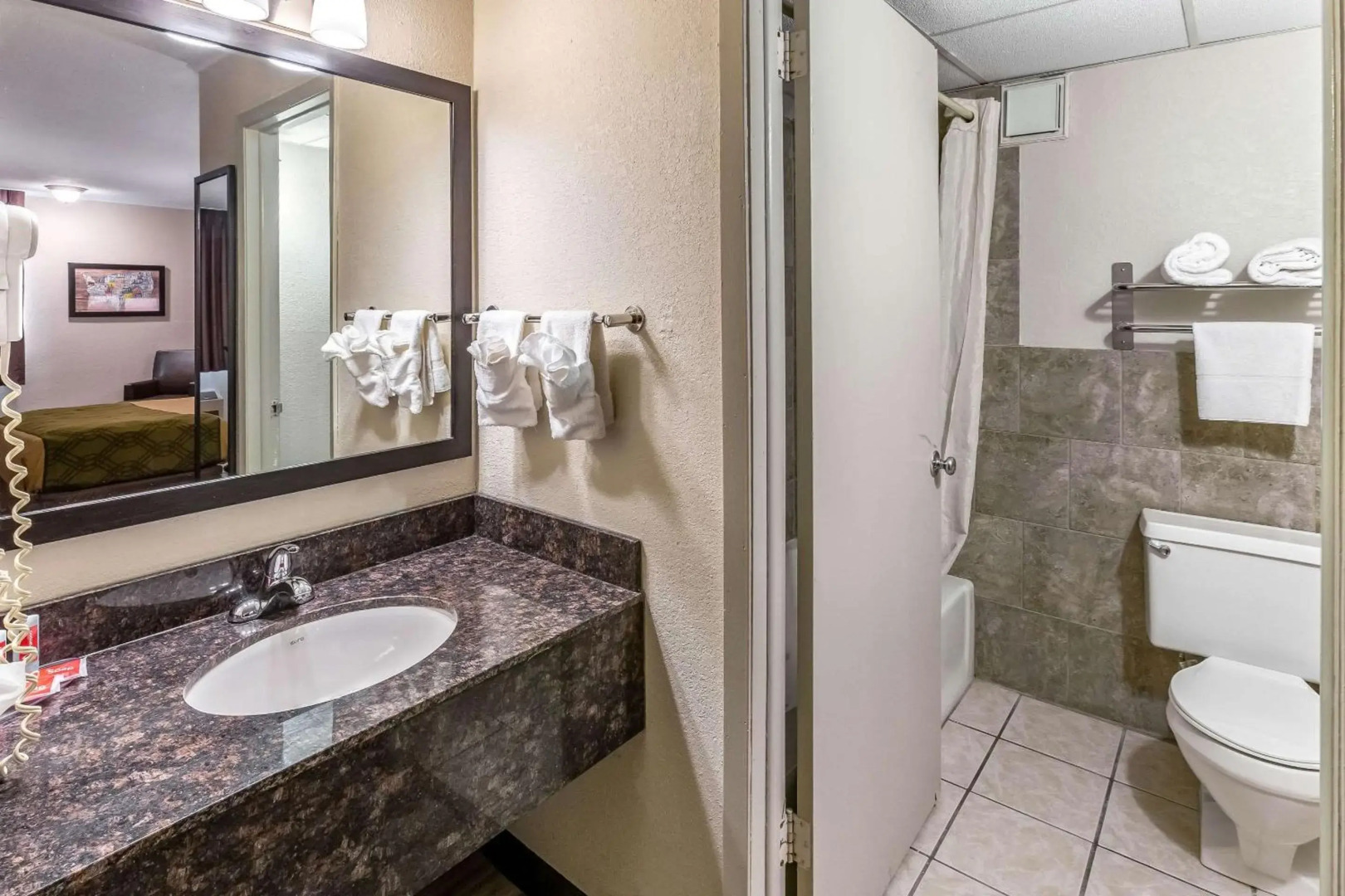 Econo Lodge Inn & Suites Newton