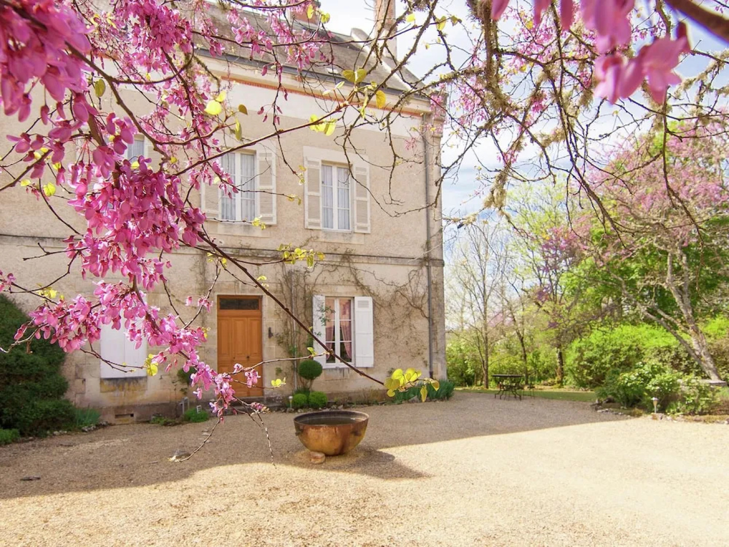 Charming Mansion in Brouchaud With Swimming Pool