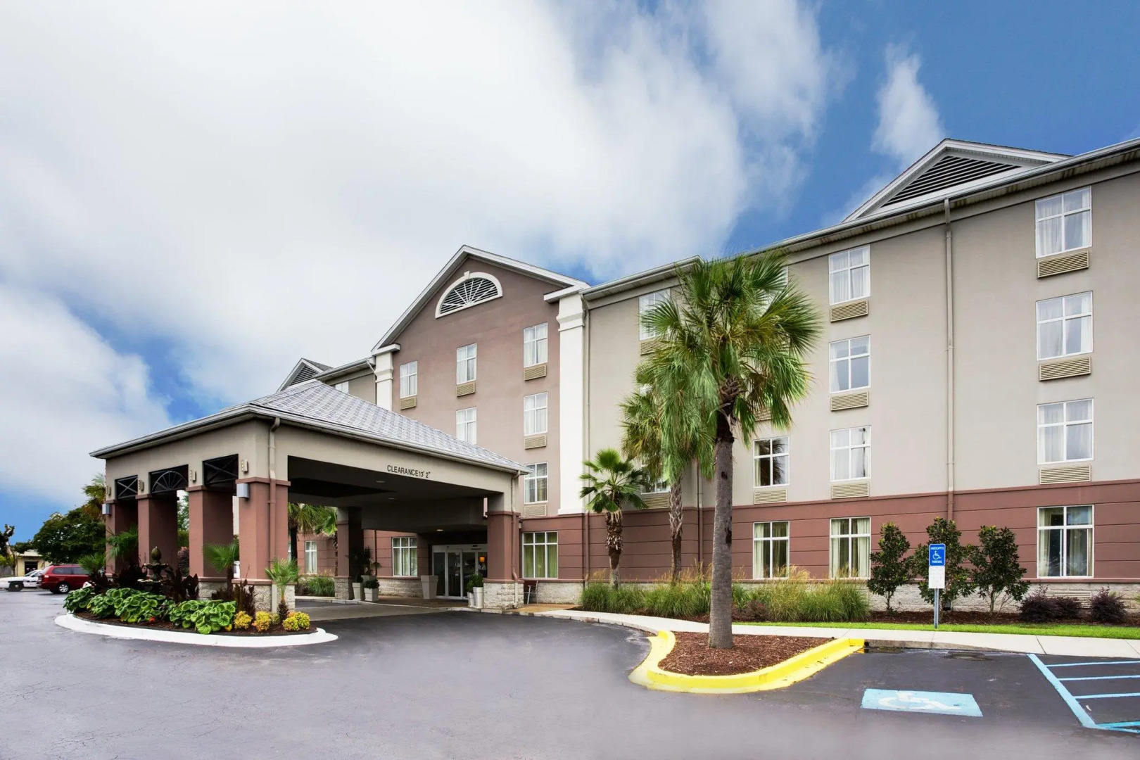 Holiday Inn Express & Suites Charleston - Northwoods by IHG