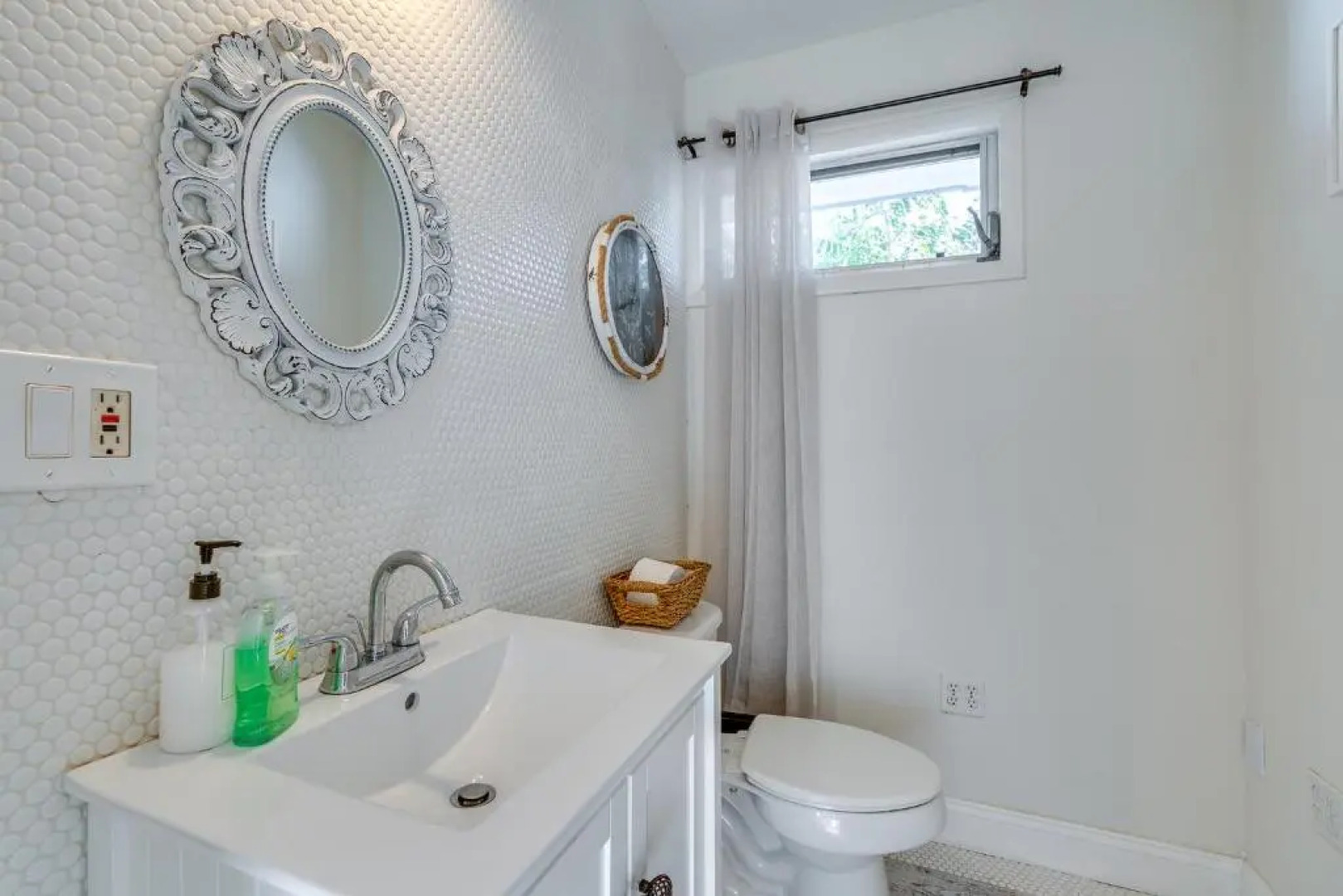 Beautiful home- Private getaway-Heated Pool/Hottub