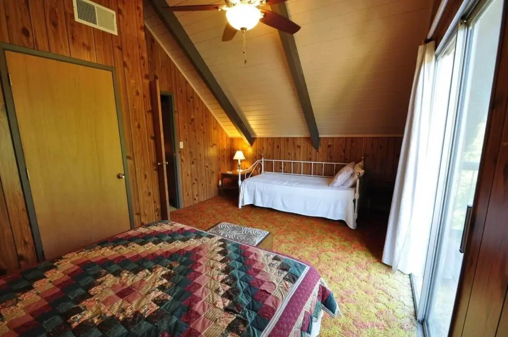 Bigfoot Cabin - Vintage Cabin Charm by Yosemite Region Resorts