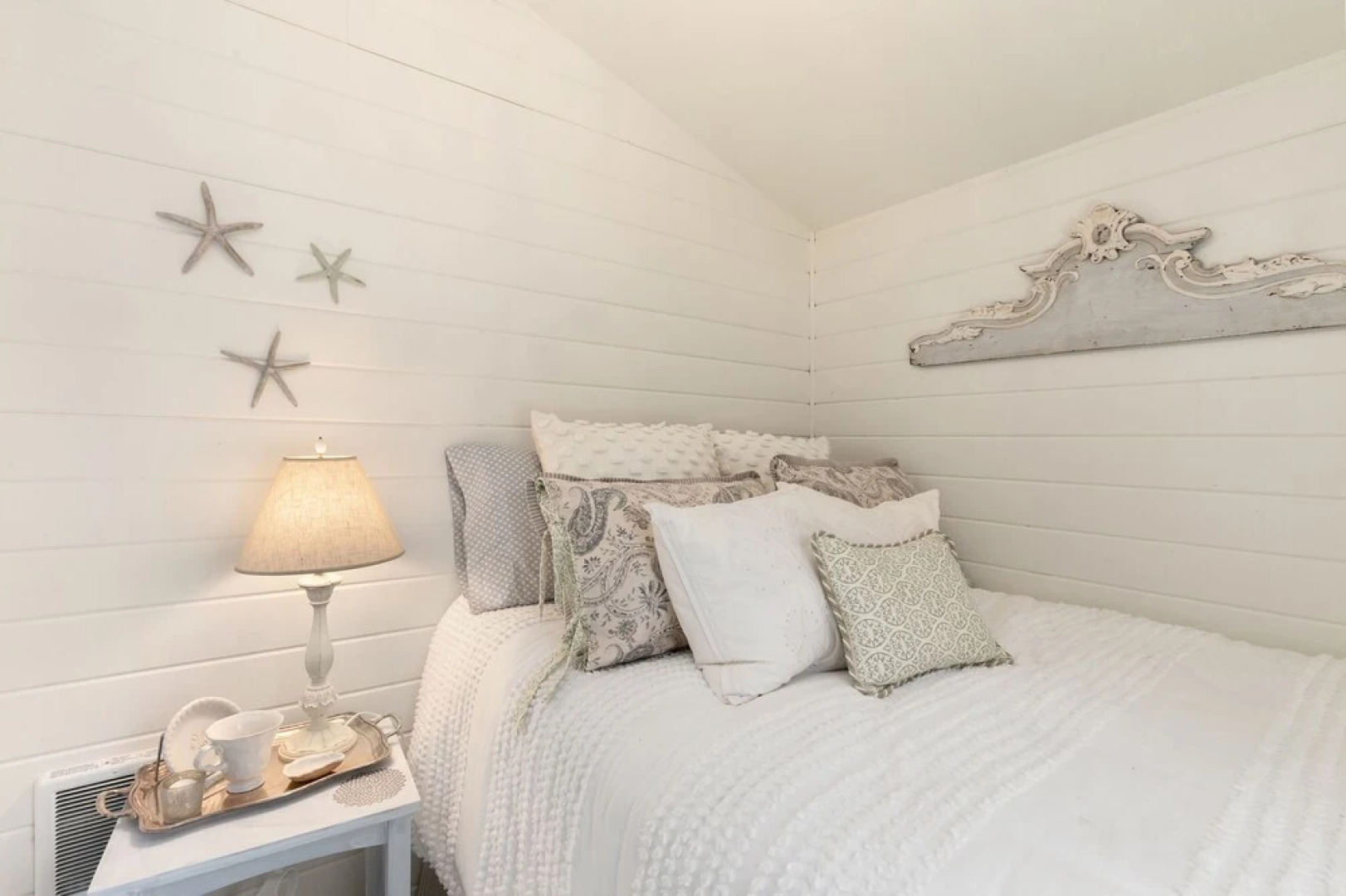 Red Door Cottage by Avantstay Cute Cottage w/ Ocean Views 1 Block From Beach!