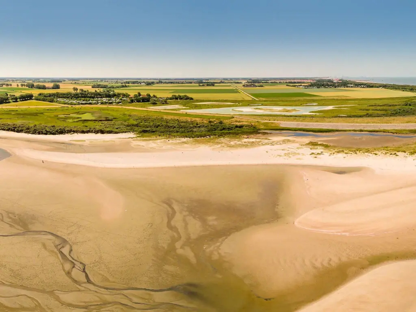 Modern lodge with ir-sauna, 500m from the beach