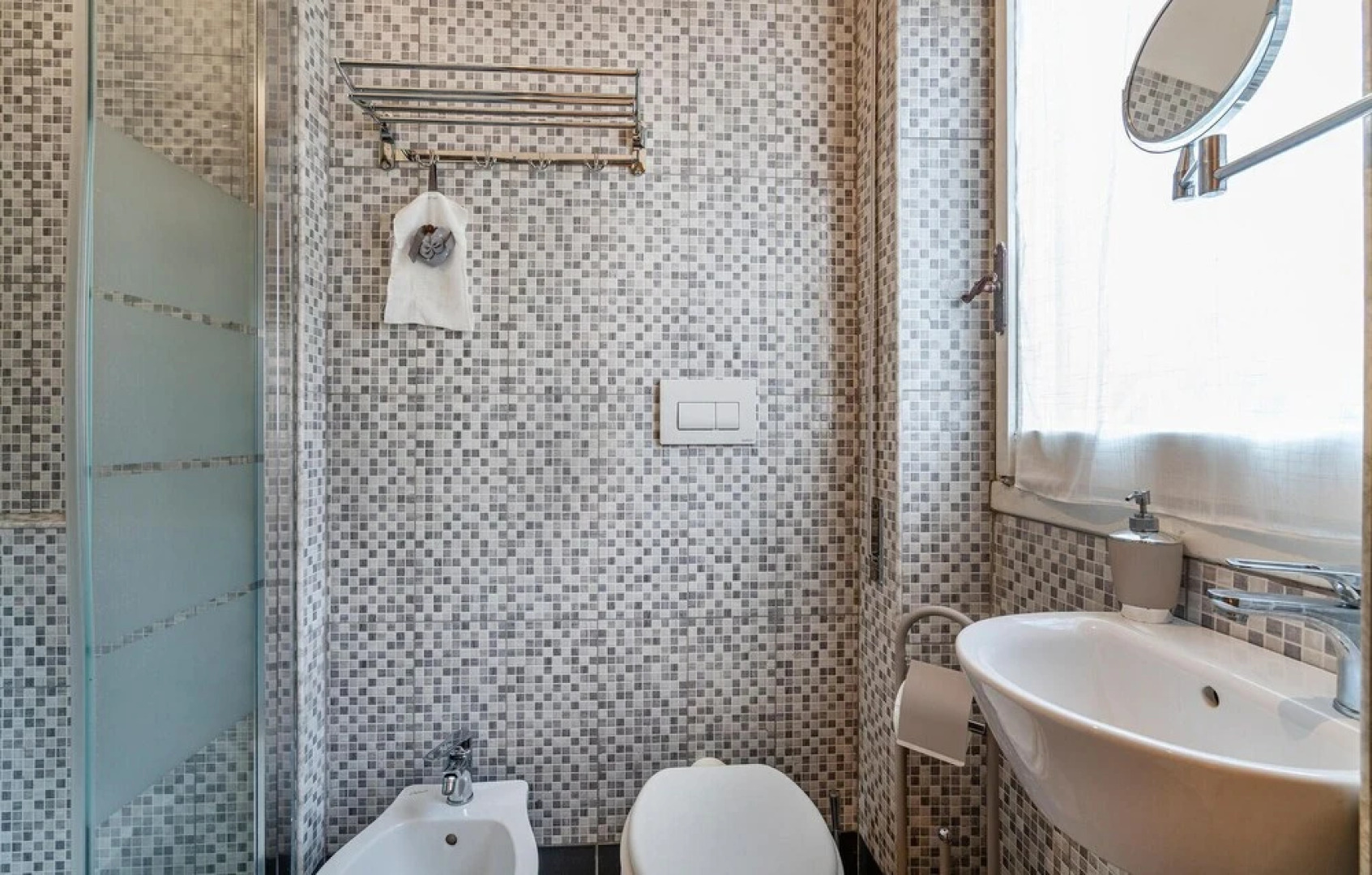 Beautiful Home in Torvaianica With 5 Bedrooms and Outdoor Swimming Pool