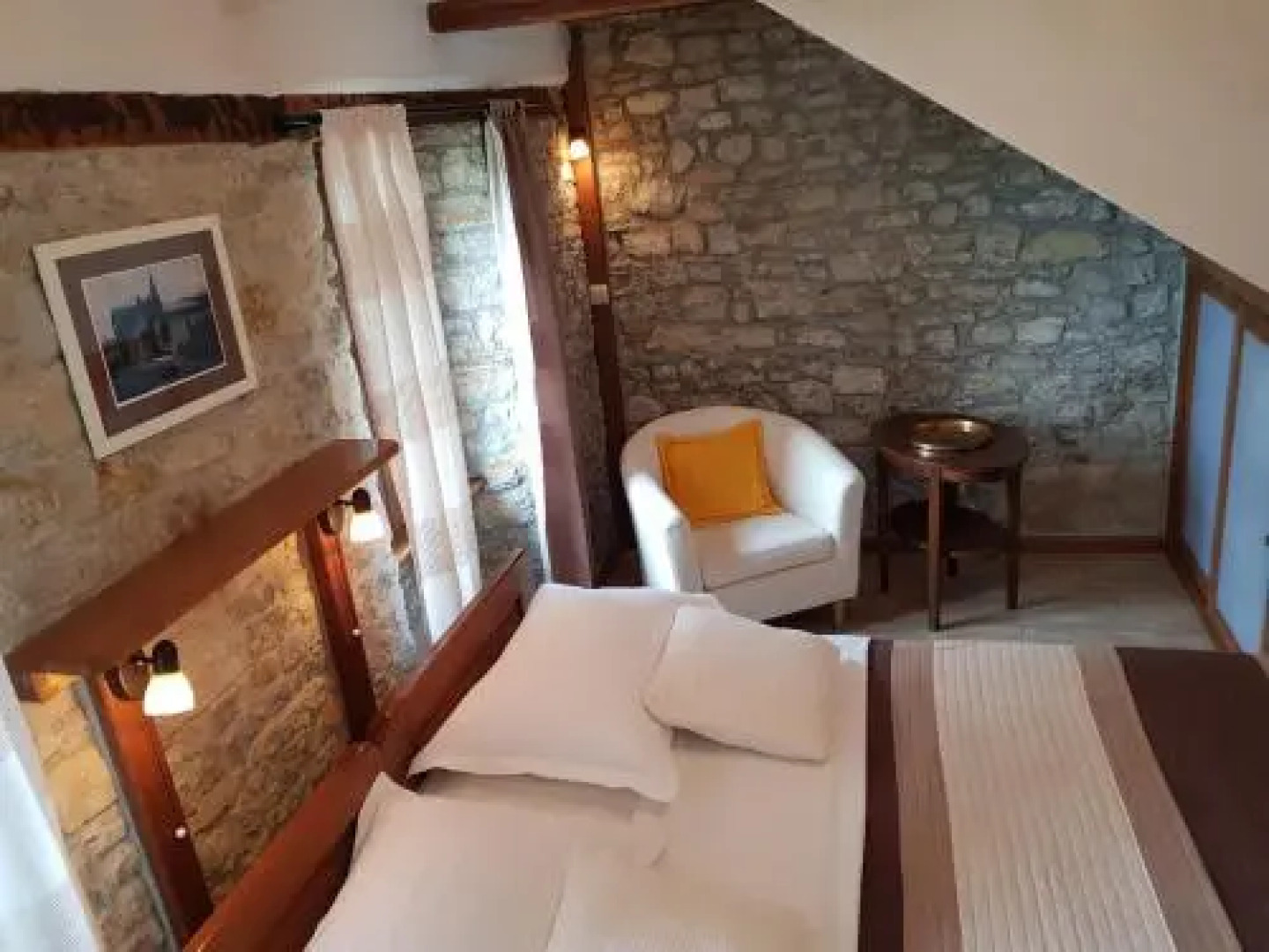 Nirvana Apartments and Rooms