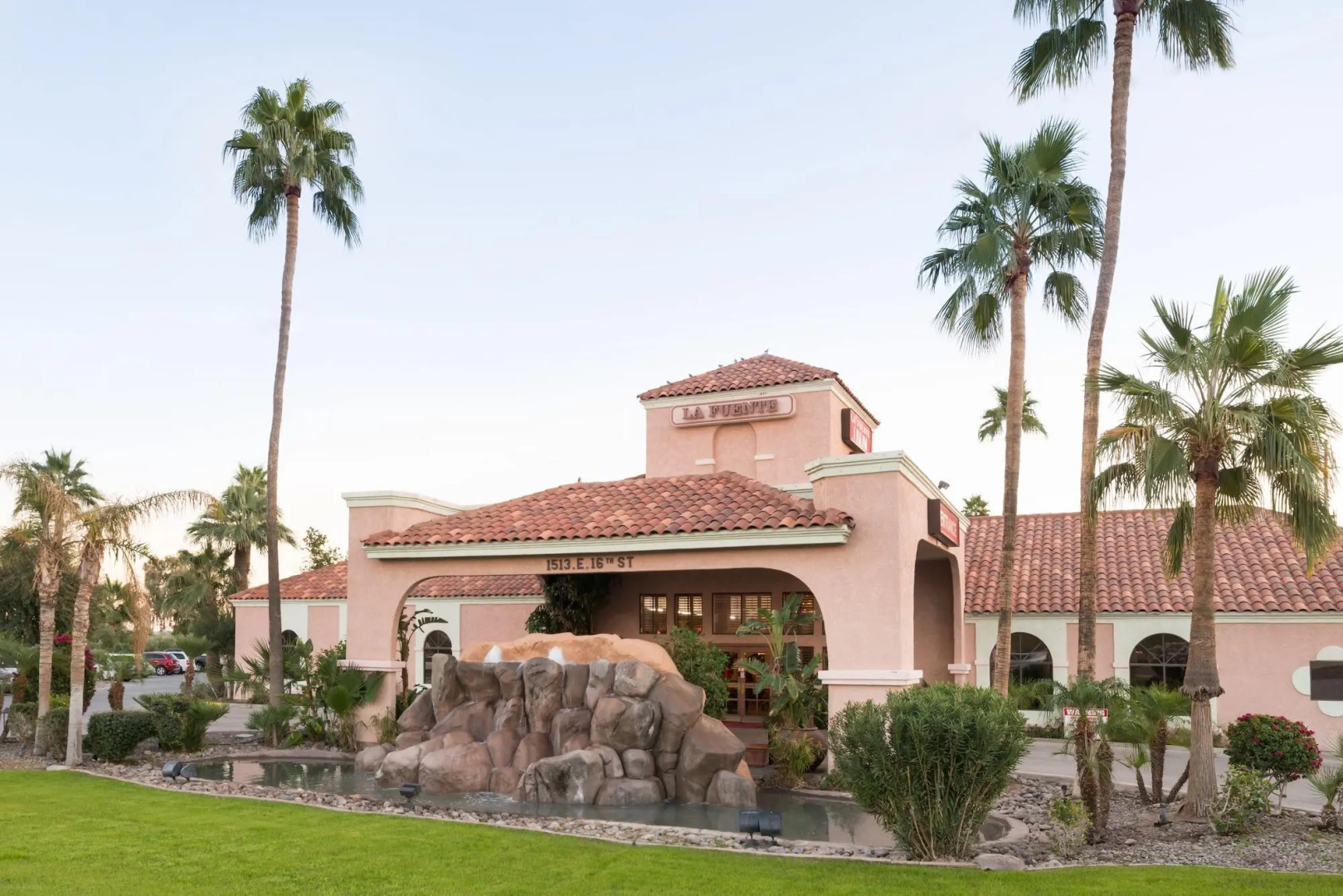 La Fuente Inn & Suites