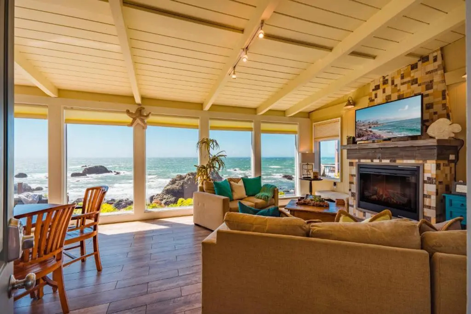Surfscape Beach House, Private Beach & Ocean views