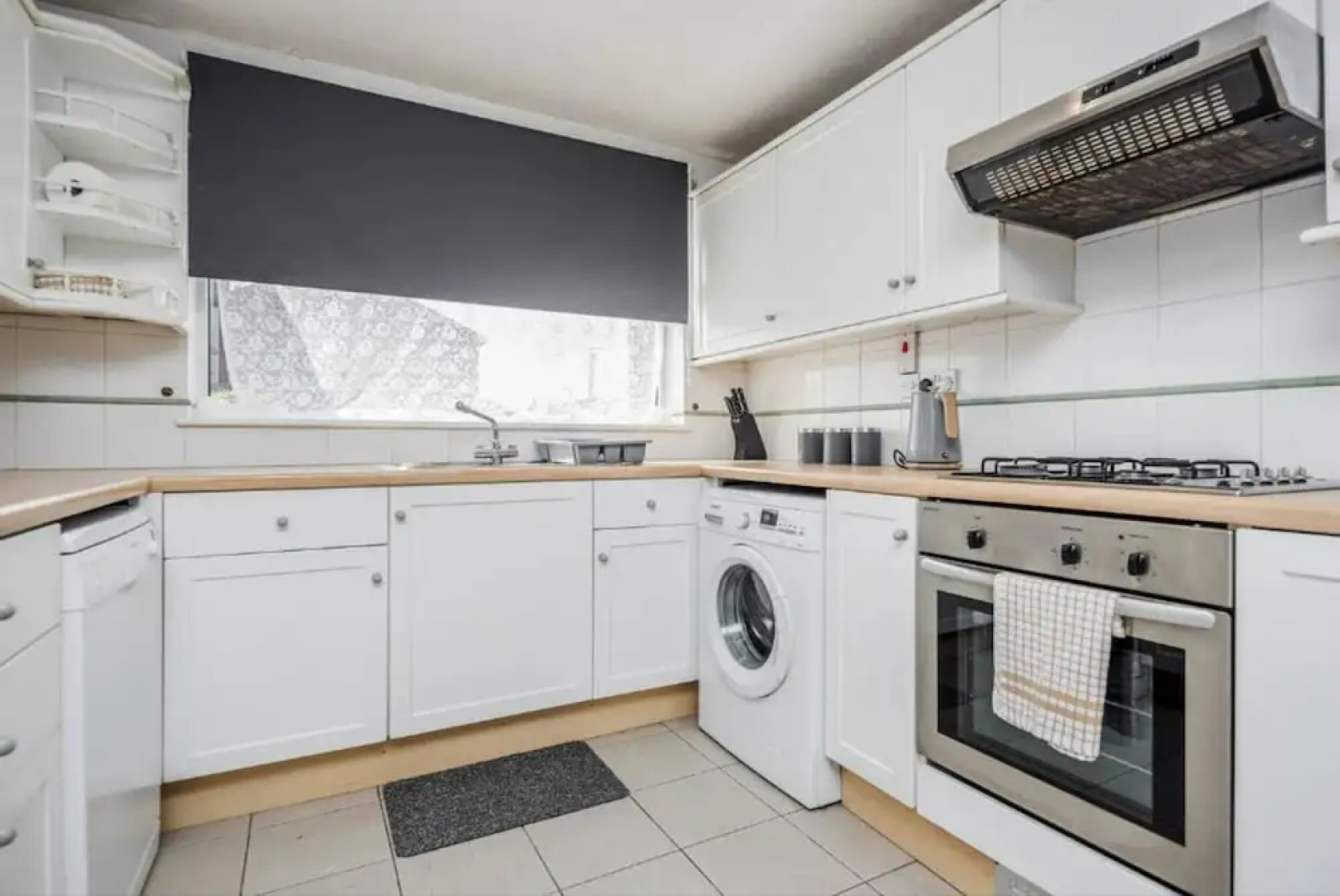 Cosy 3 Bedroom Home With Wifi, Parking & Garden