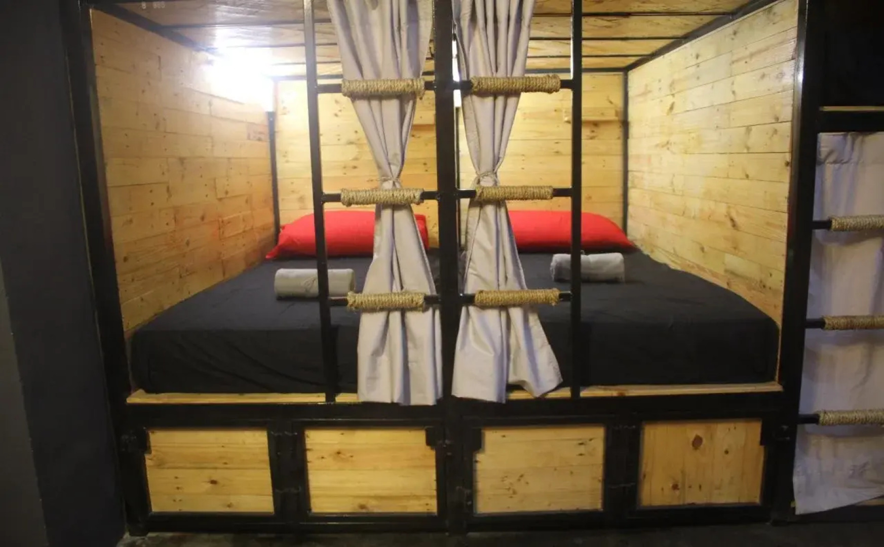 THE BUNK BACKPACKERS HOSTEL by fleur