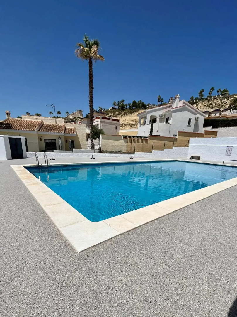 Winter sun apartment with pool access