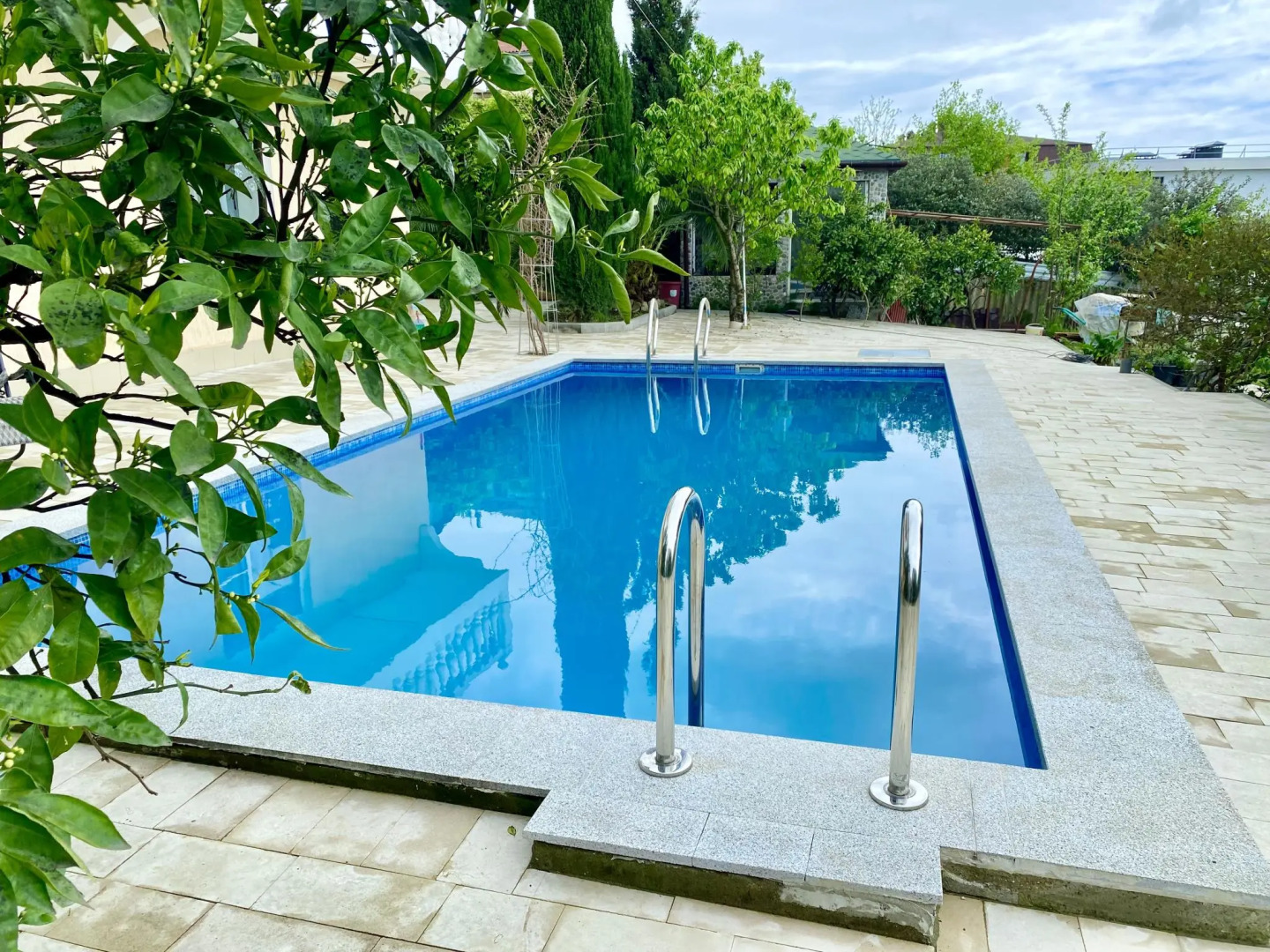 Апарт-отель F1 с бассейном