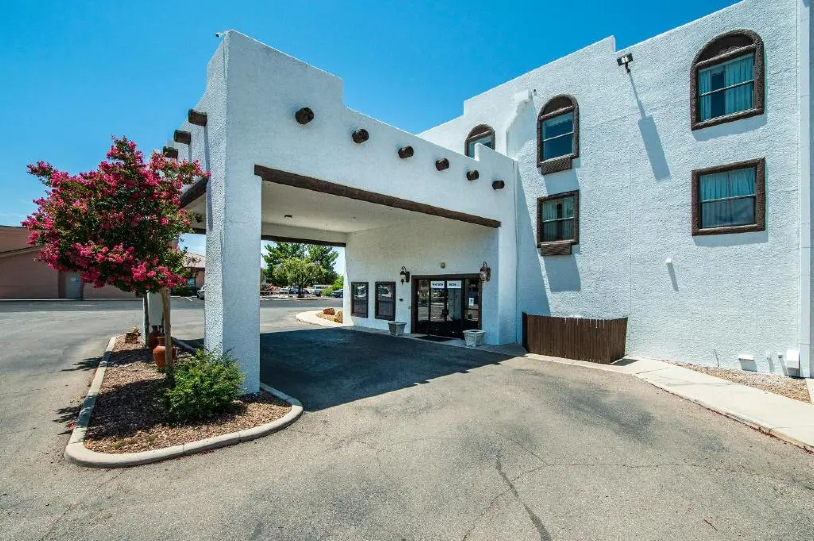 Sierra Vista studio apartment with full kitchen and King Bed