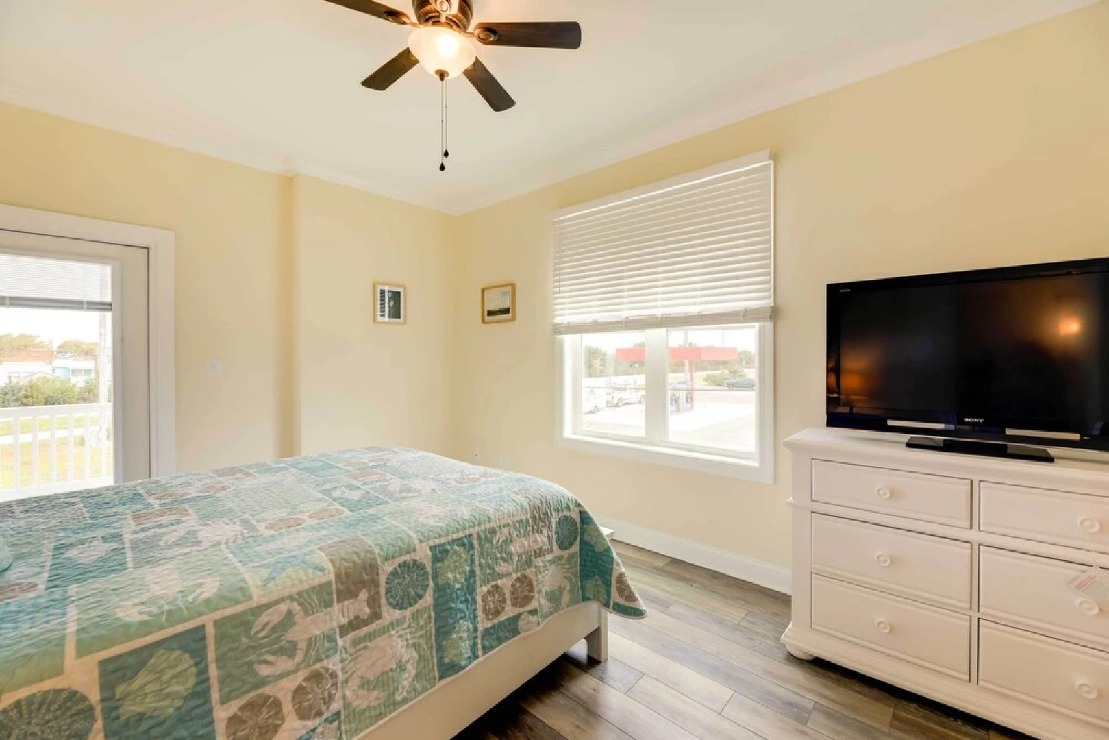 Emerald Isle Vacation Home: Walk to Beach!