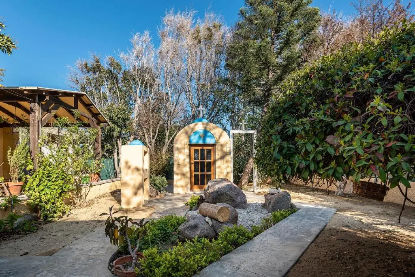 Selana House with outdoor pool