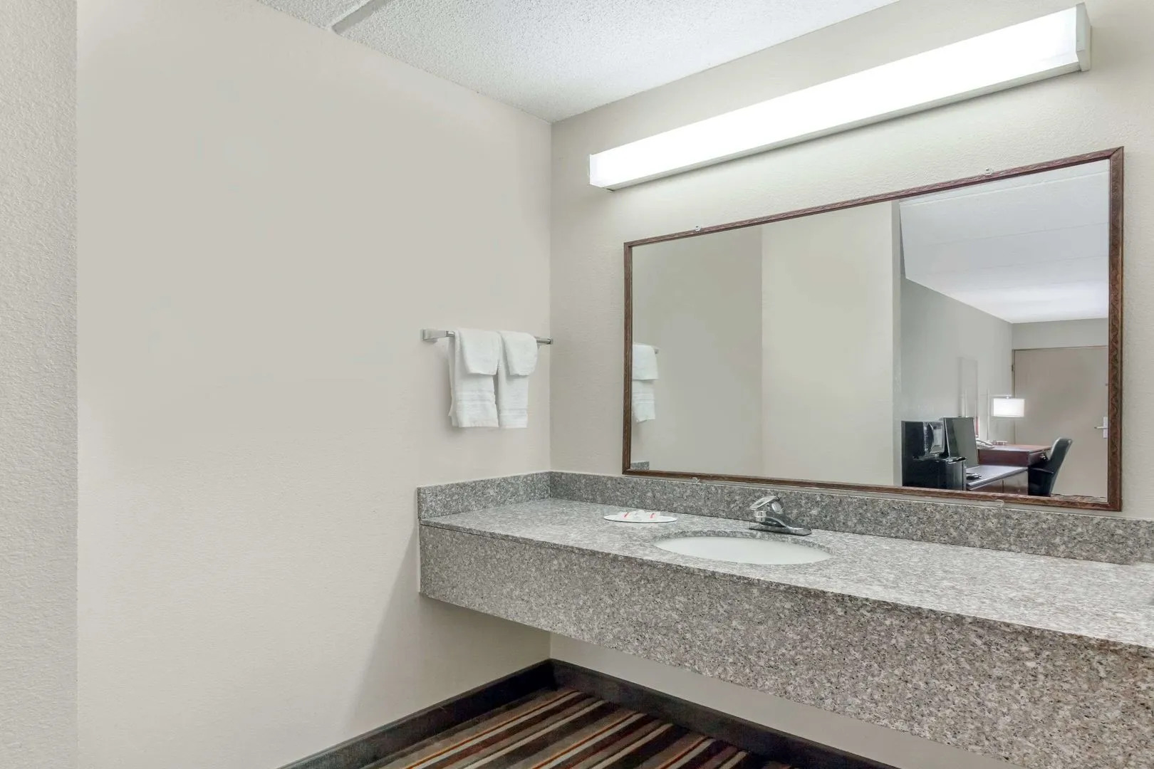 Clarion Pointe Valley Inn