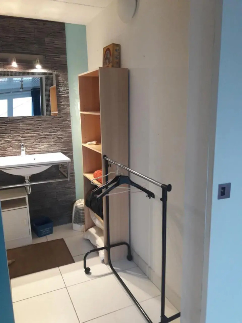 Studio dans maison avec parking