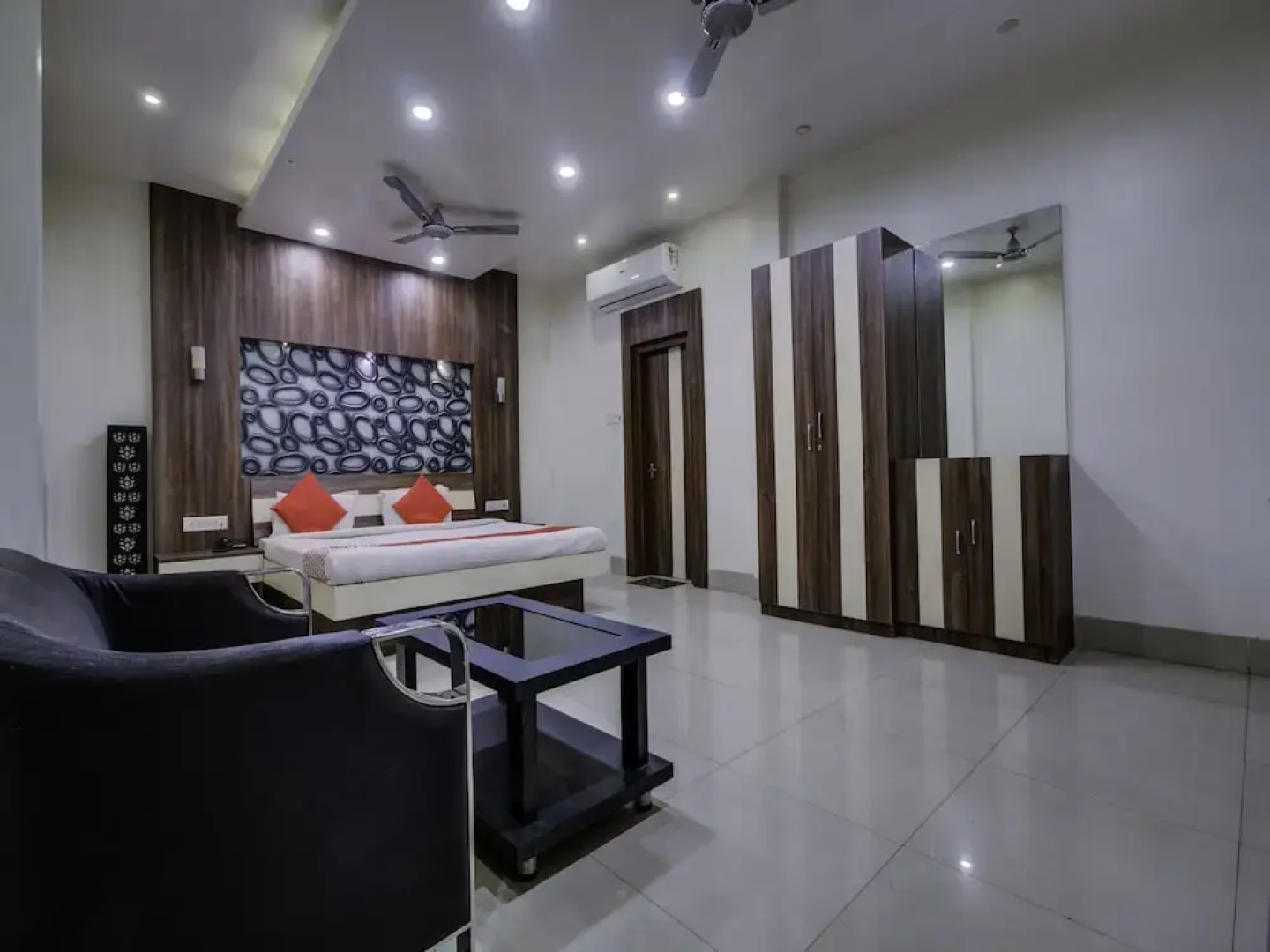 OYO 22530 Savoy Hotel