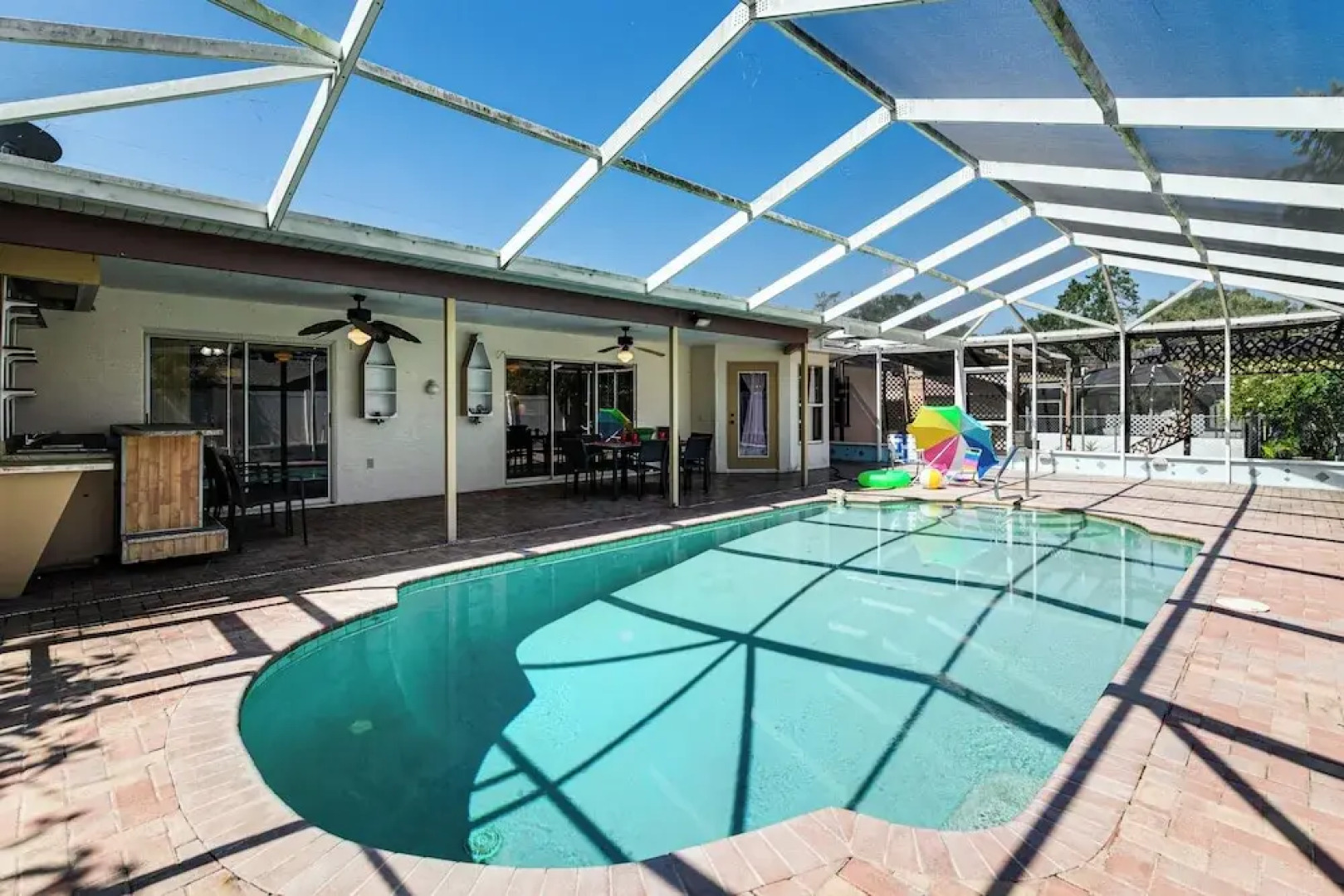 3 Mi to Weeki Wachee Springs SP: Poolside Oasis!