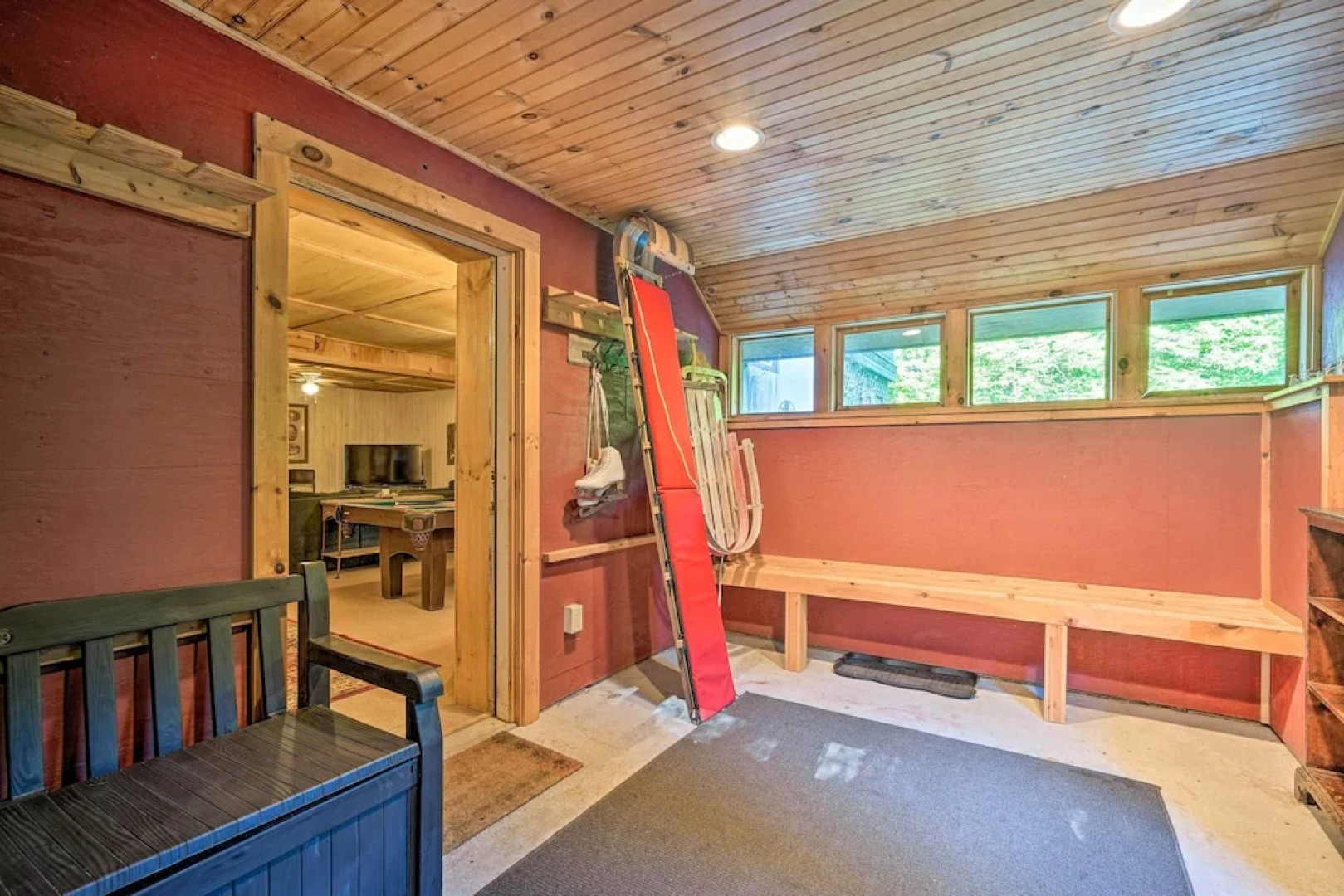 Game Room & Hot Tub: Pet-friendly Mount Snow Gem