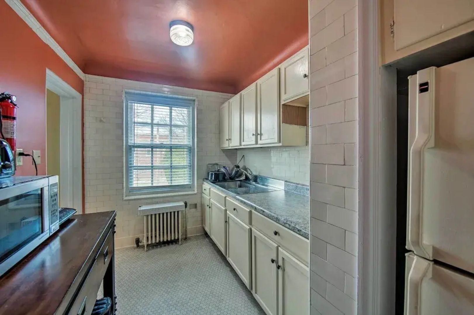 Walk to Shops, Dining & City Park: Reading Apt