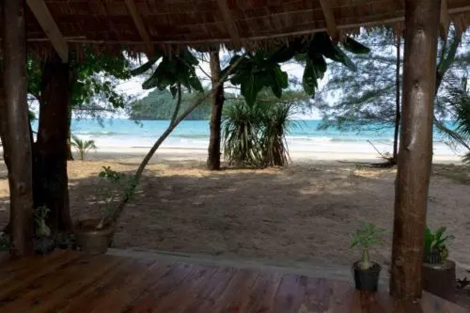 Tawan Bar and Bungalow