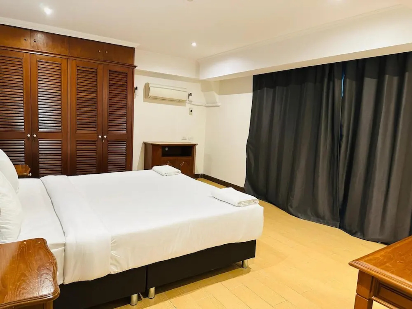 Апартаменты Omni Tower Direct Rooms Sukhumvit Soi 4