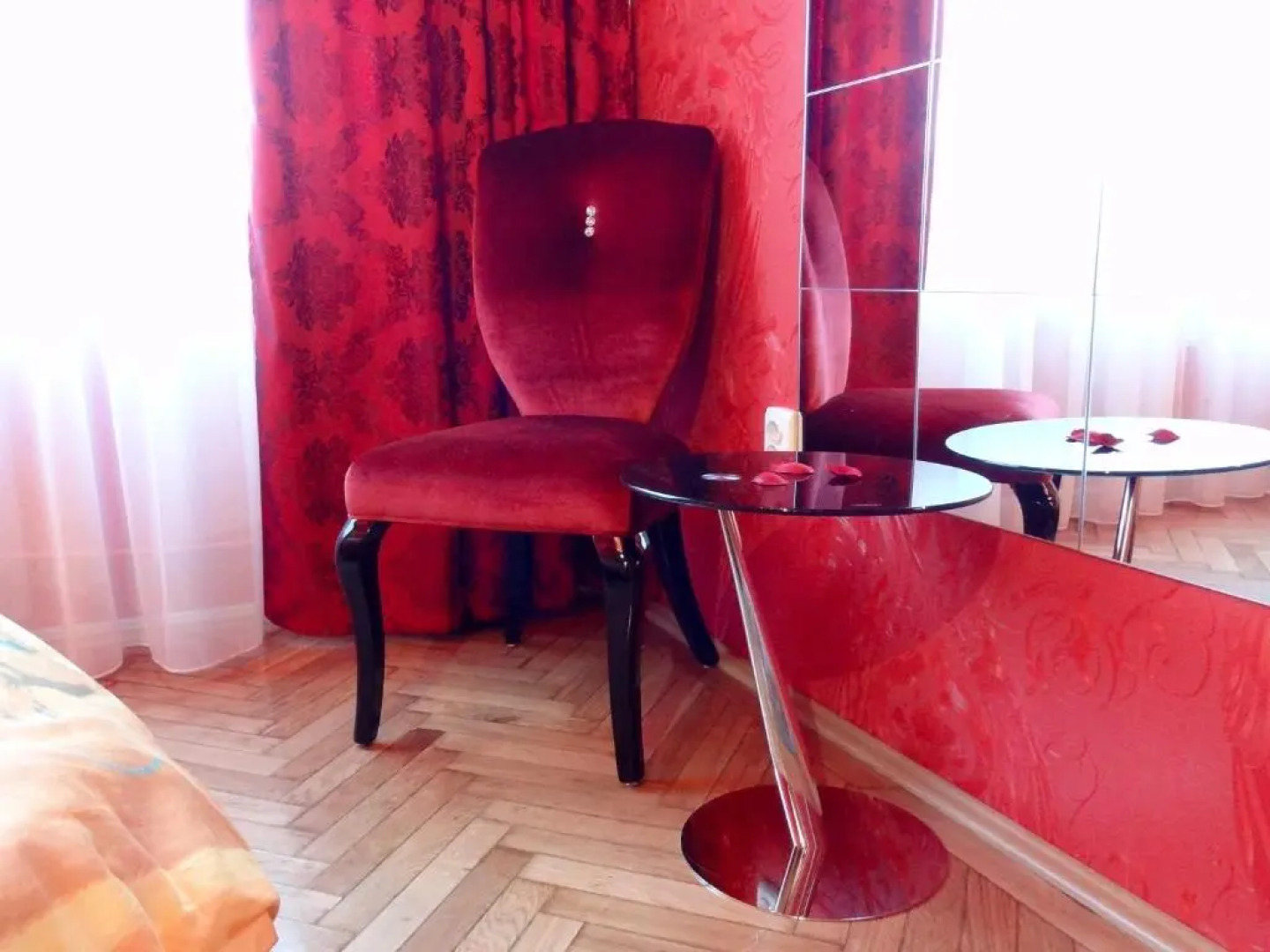 Amour Rouge Suite (Adults Only)