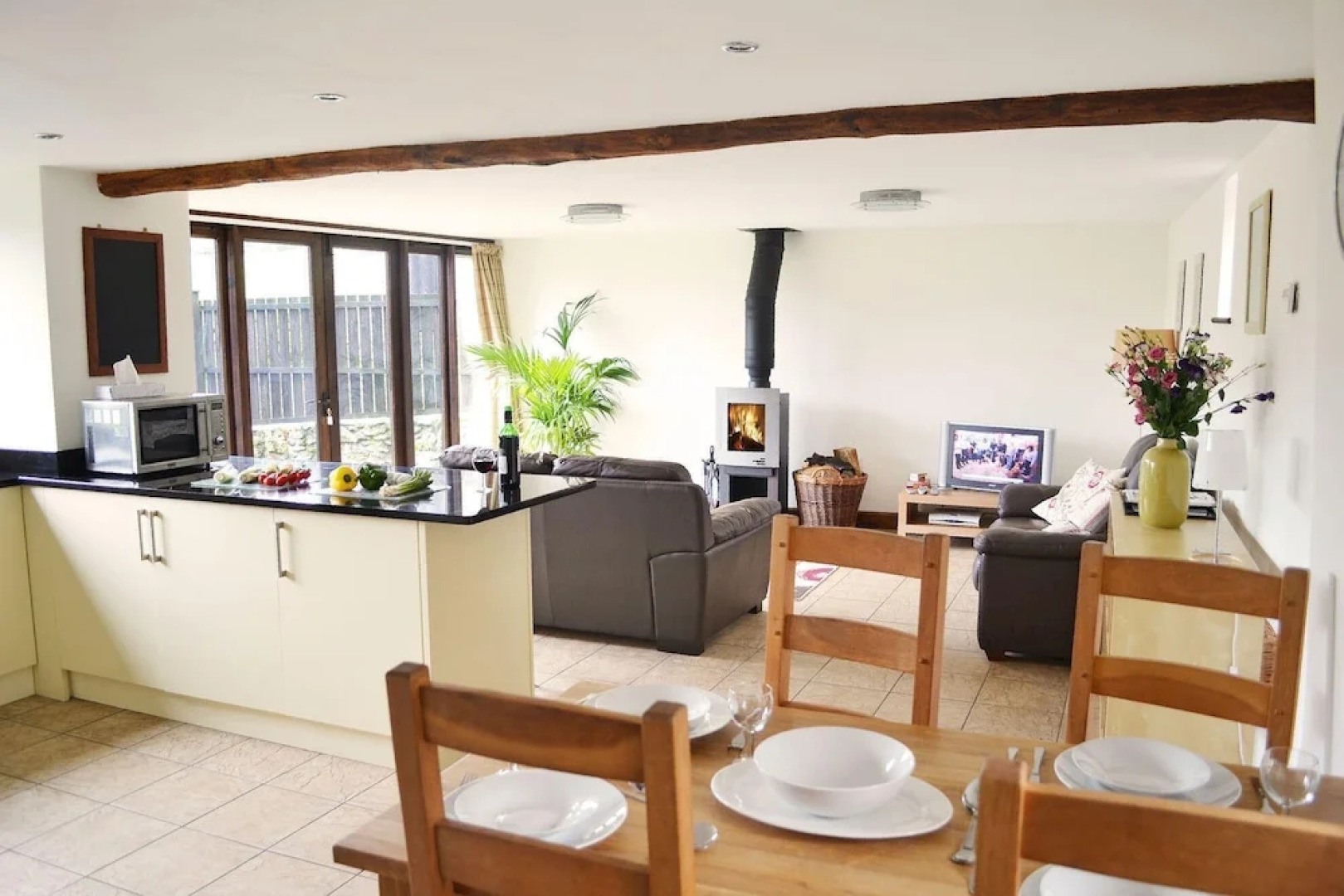 A beautiful conversion of a 400-year-old threshing barn. Pet-friendly.