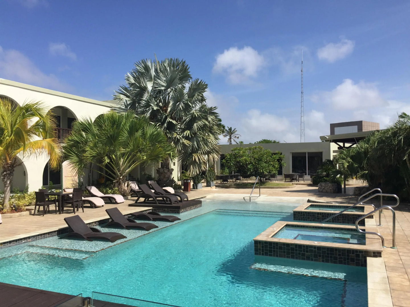 voco Surfside Aruba by IHG