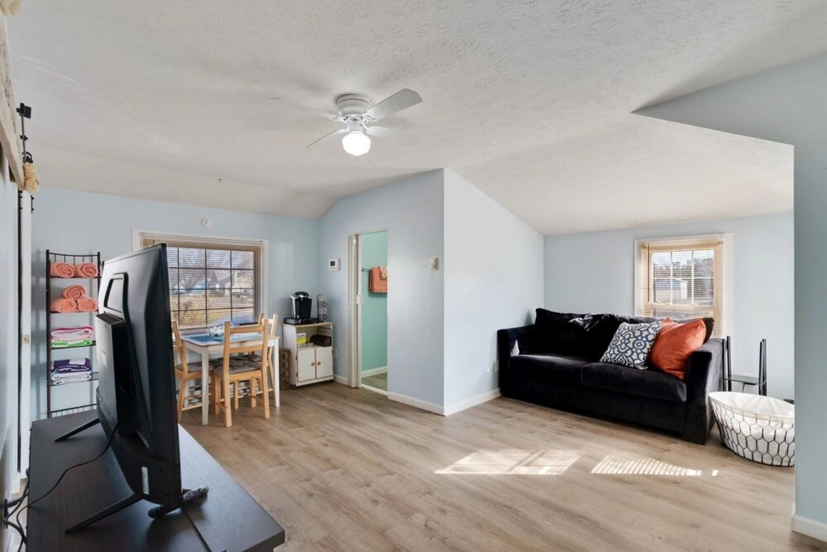 Niagara Rd Cottage In Perfect Location To Visit Lake Erie Or Cleveland 1 Bedroom Home by Redawning