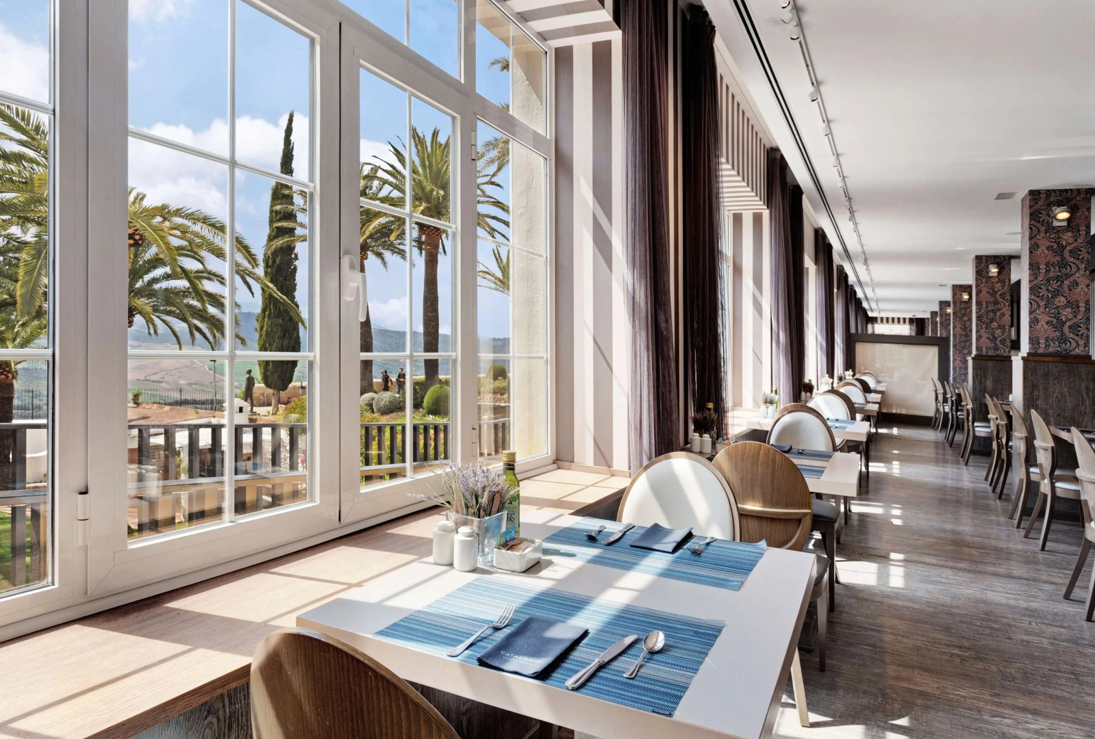 Отель Catalonia Reina Victoria