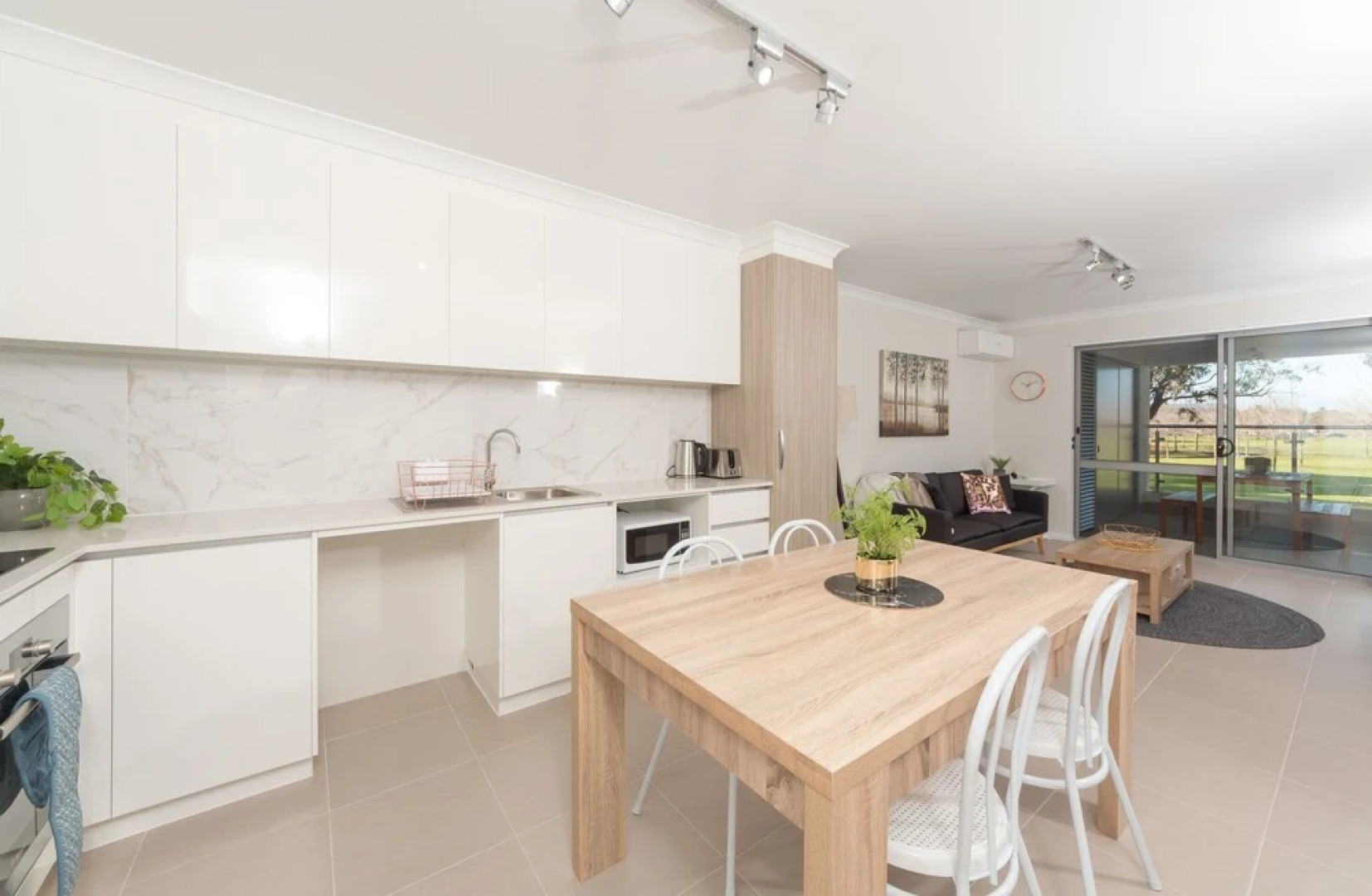 Lakeview Apartment Suite 06