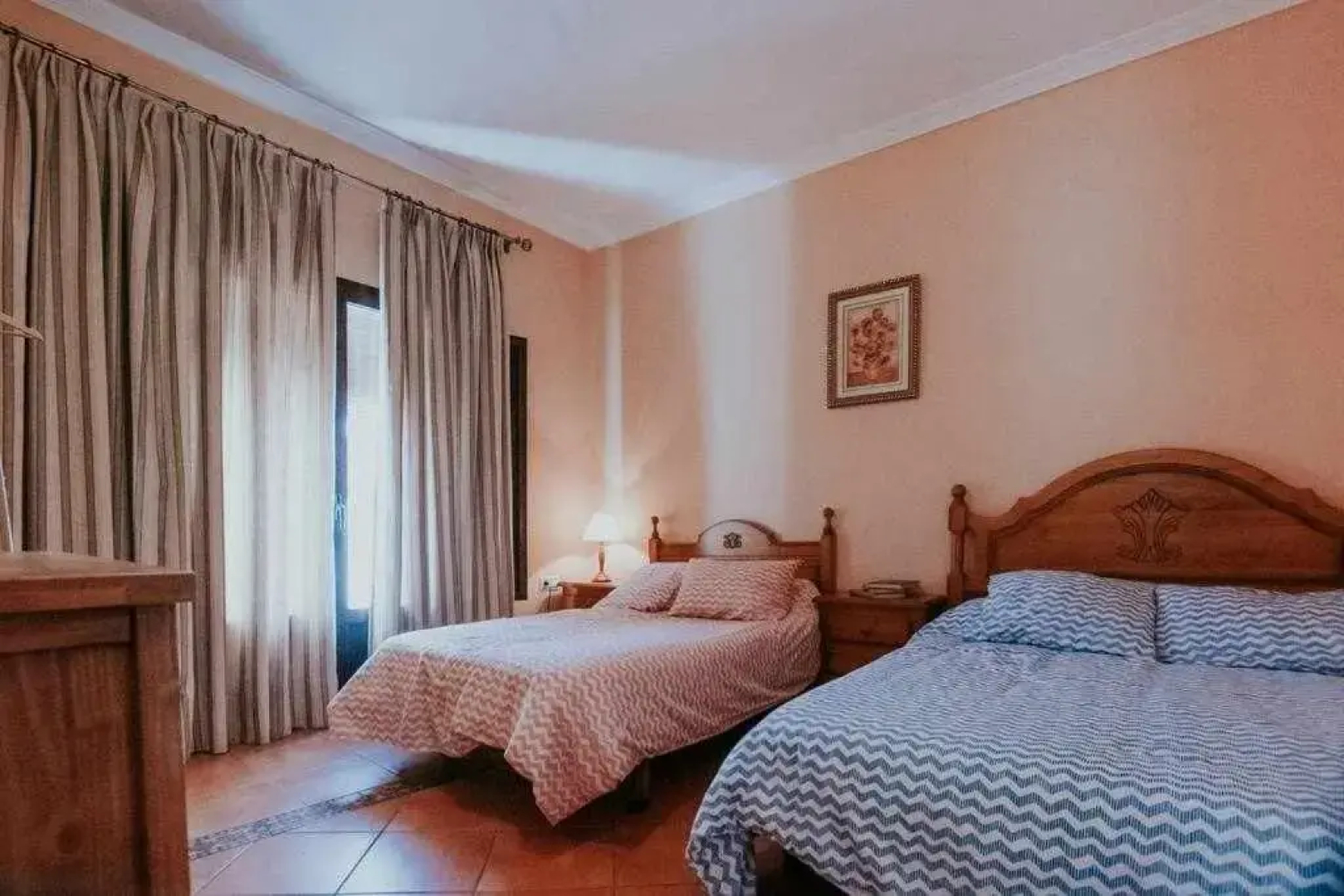 Casa con jacuzzi, sauna, bodeguita rociera y chimenea, de lujo