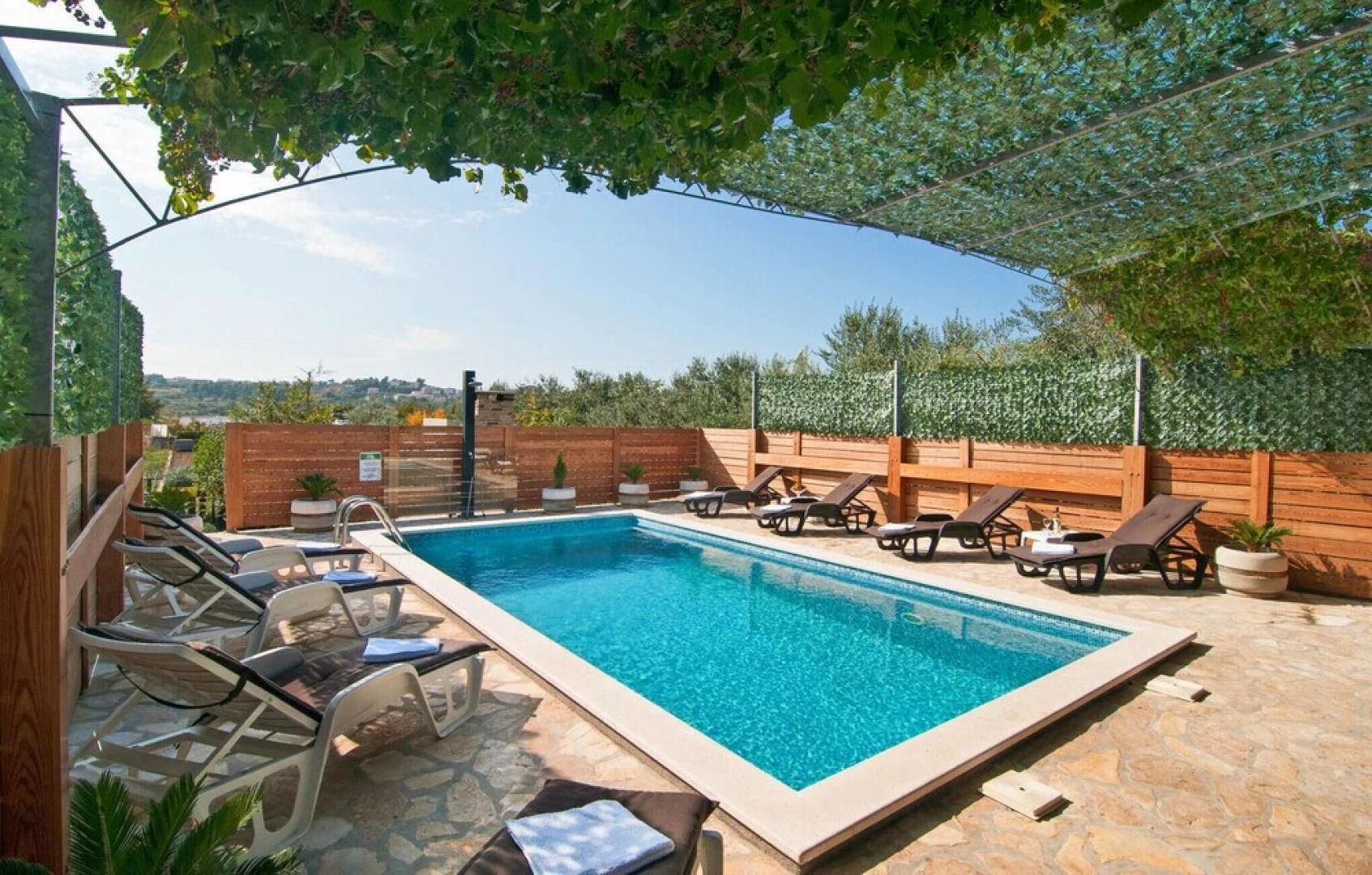 Stunning Home in Zrnovnica With Wifi and 6 Bedrooms